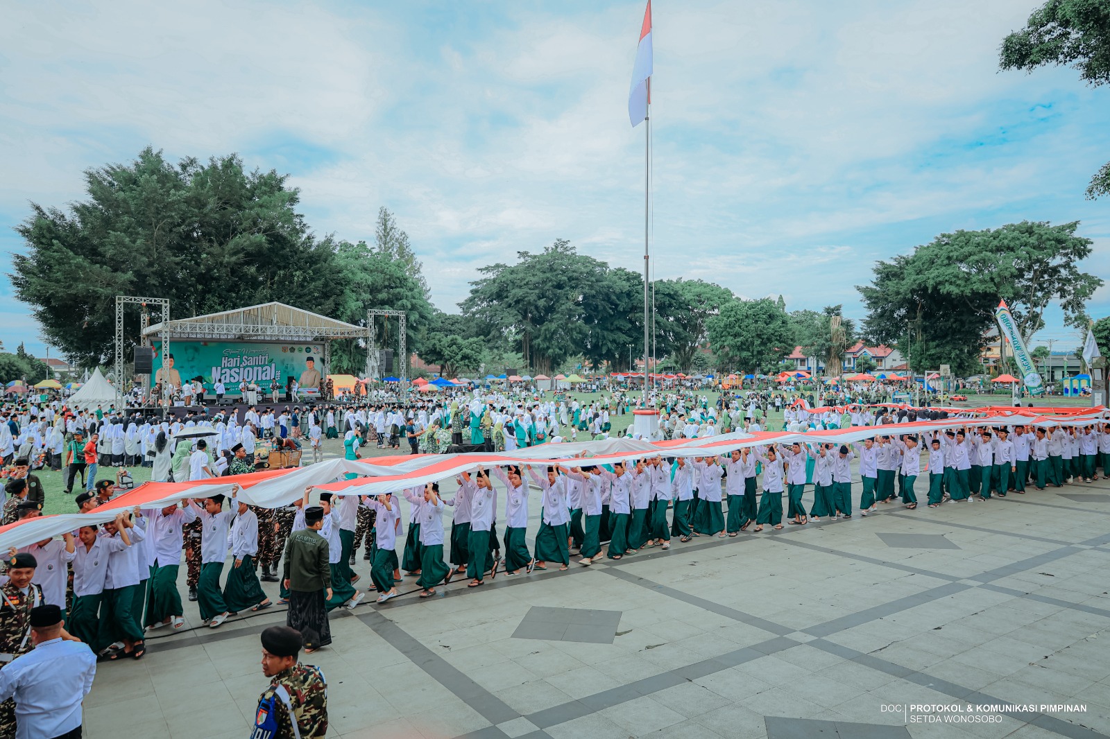 PERINGATI HARI SANTRI NASIONAL, RIBUAN SANTRI WONOSOBO BENTANGKAN BENDERA SEPANJANG 1 KM