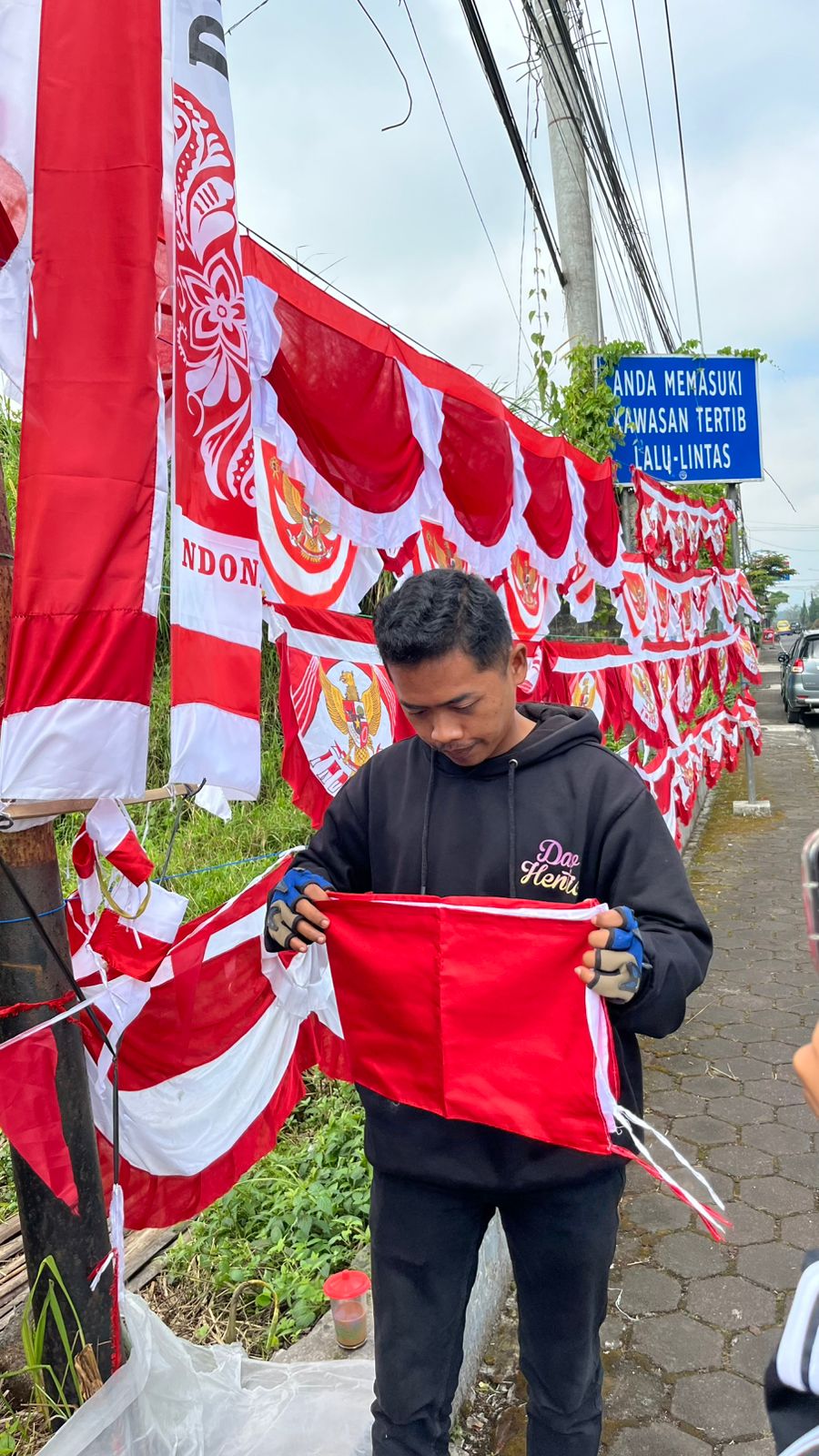 PENJUAL BENDERA SEBUT BANYAK PEMBELI CARI BENDERA ONE PIECE