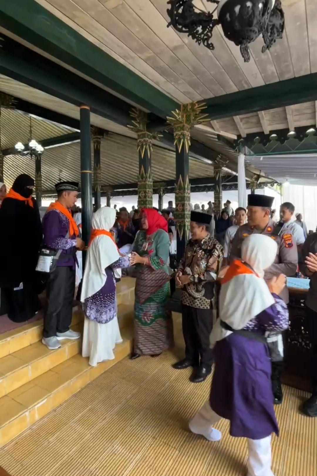 CALON JAMAAH HAJI ASAL WONOSOBO KLOTER 86 DIBERANGKATKAN