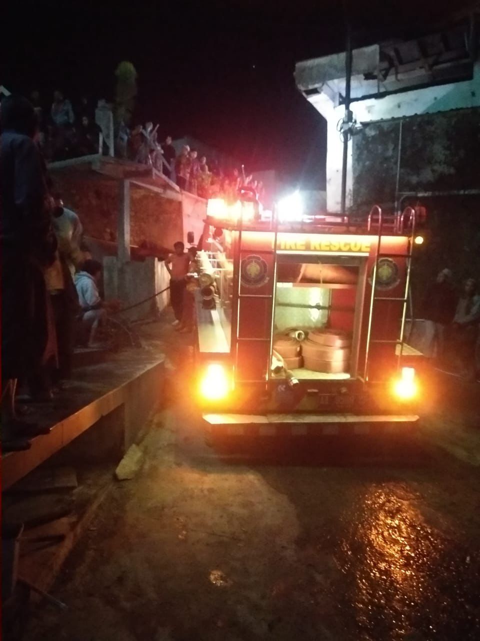 KEBAKARAN HEBAT DI KALIKAJAR HANGUSKAN SATU RUMAH WARGA DAN DUA LAINNYA RUSAK