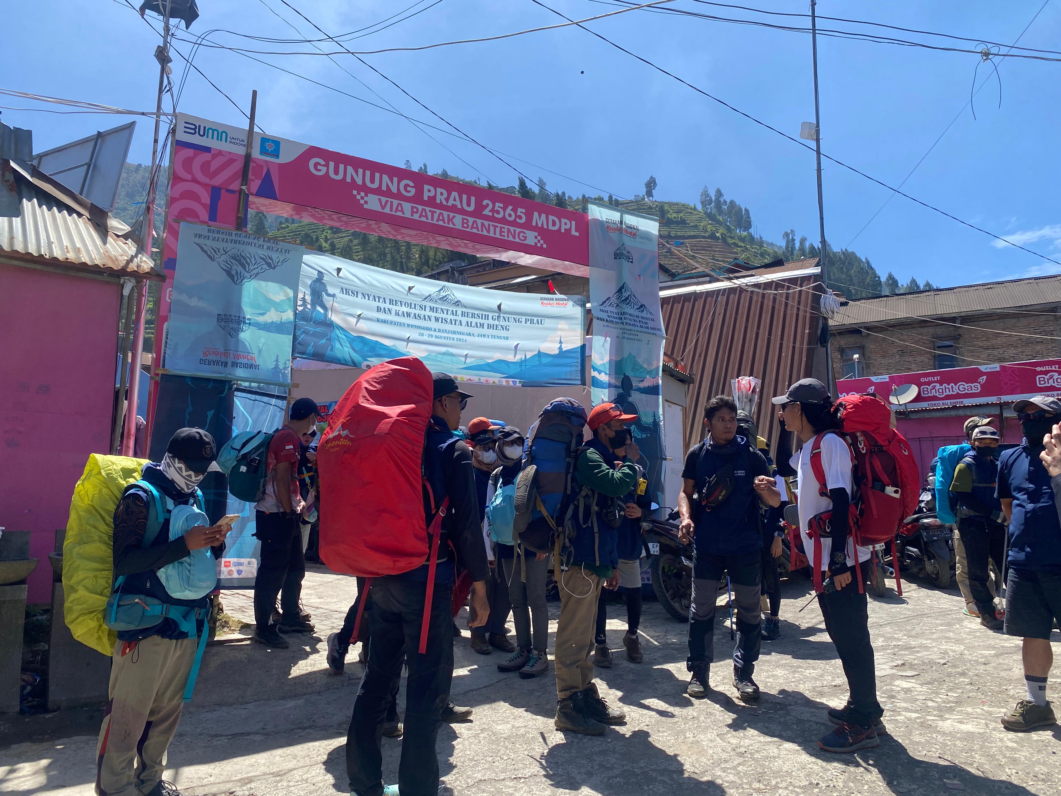 KEMENKO PMK AJAK 150 PENDAKI IKUTI AKSI NYATA REVOLUSI MENTAL BERSIH GUNUNG PRAU