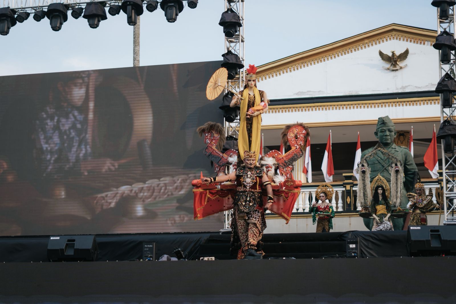 Judul : WONOSOBO SUKSES TAMPILKAN 11 KOSTUM IKONIK DI PANGGUNG WACI JFC 2025