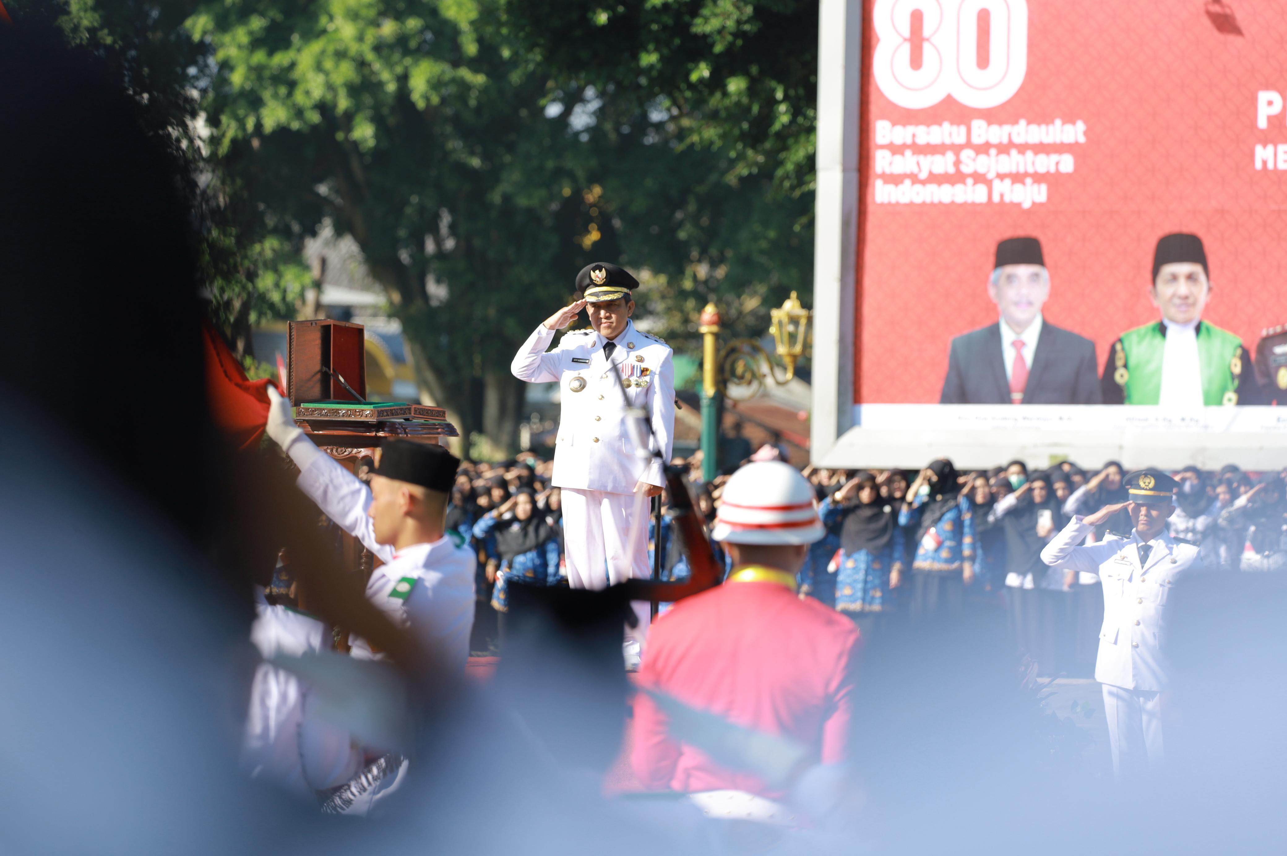 BUPATI TEKANKAN PERJUANGAN BELUM USAI DALAM UPACARA PERINGATAN HUT KE-80 KEMERDEKAAN RI