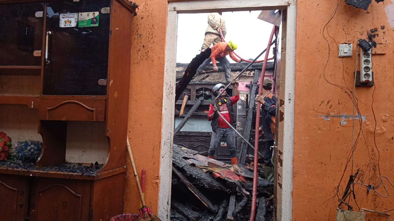 SATU RUMAH DI KEJAJAR HANGUS TERBAKAR, DIDUGA AKIBAT KORSLETING LISTRIK