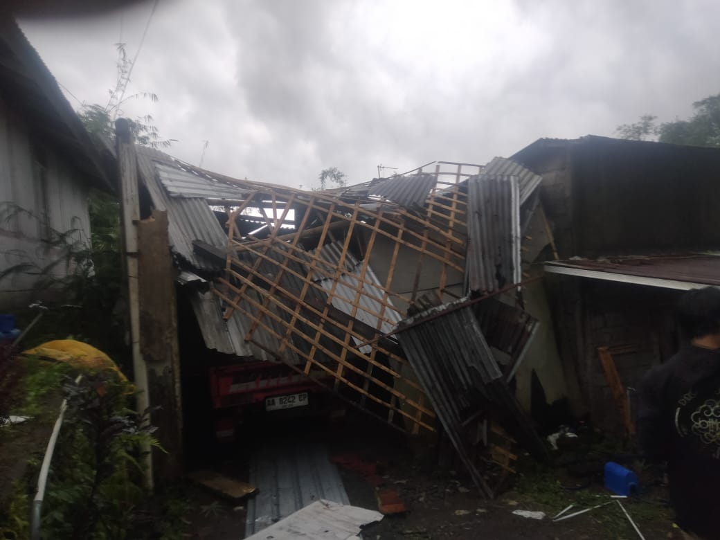 PULUHAN RUMAH TERDAMPAK ANGIN PUTING BELIUNG DI SOJOPURO DAN TLOGOJATI