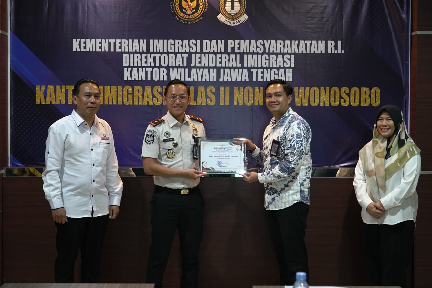 Kantor Imigrasi Wonosobo Raih Penghargaan dari Menteri Imipas dan  Ombudsman RI atas Kualitas Pelayanan Publik