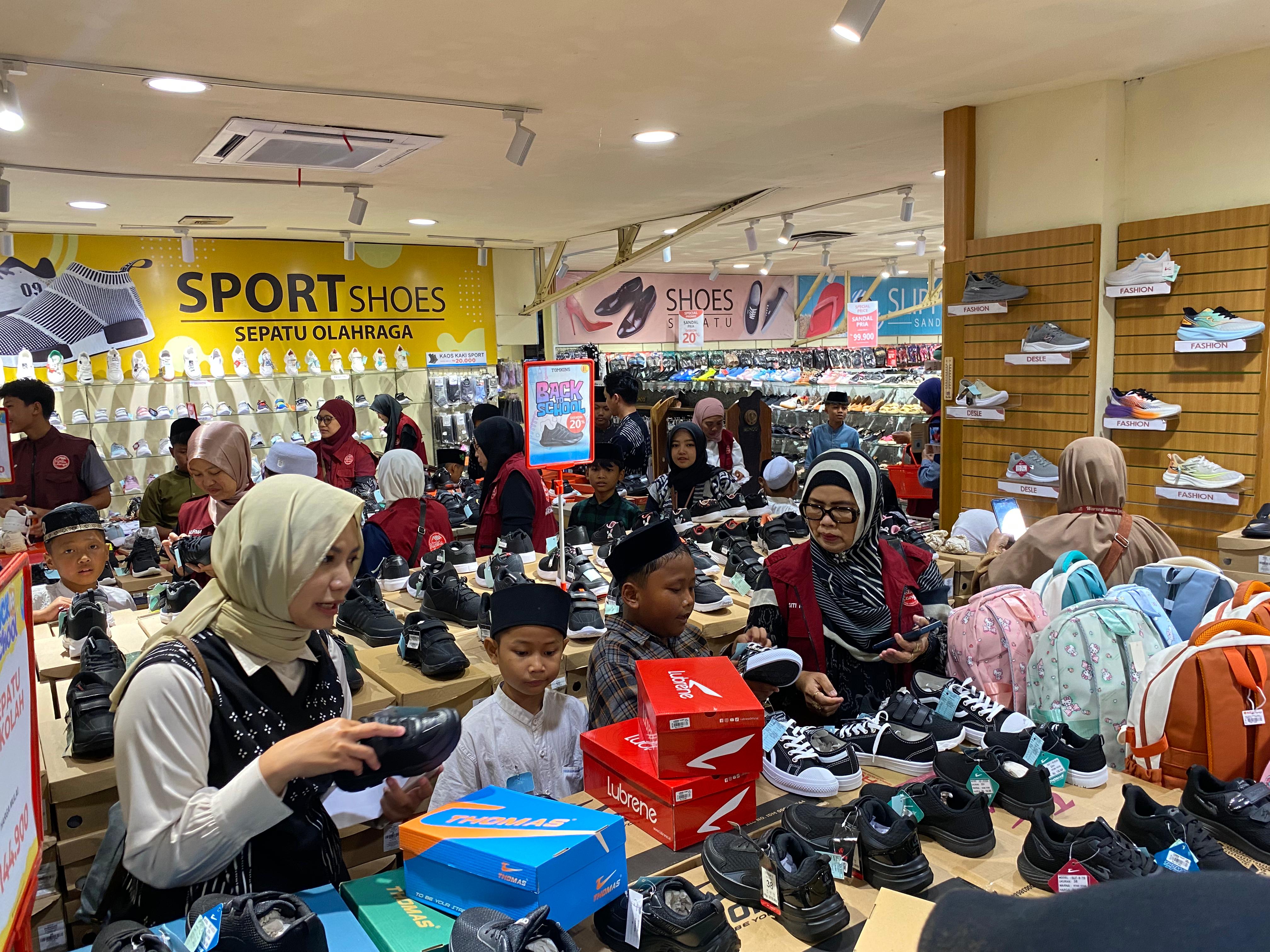 Radio Pesona dan Bumbu Langit Kembali Kolaborasi,  Ajak Anak Yatim Beli Sepatu dan Berenang