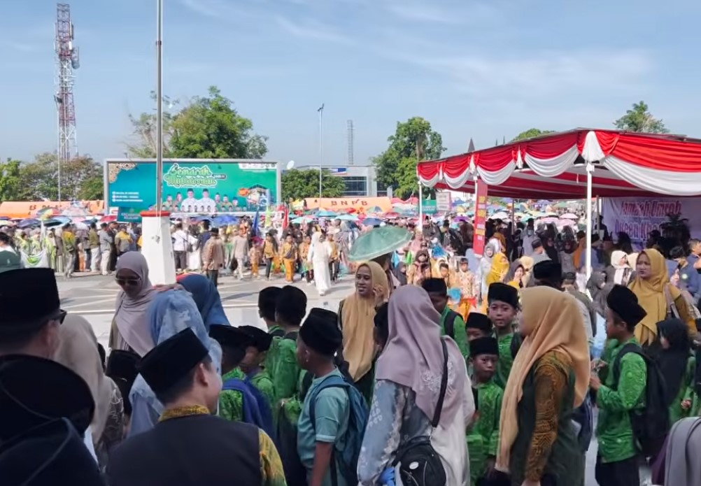 Semarak Muharram, Puluhan Ribu Santri dan Wali Padati Alun-Alun Wonosobo