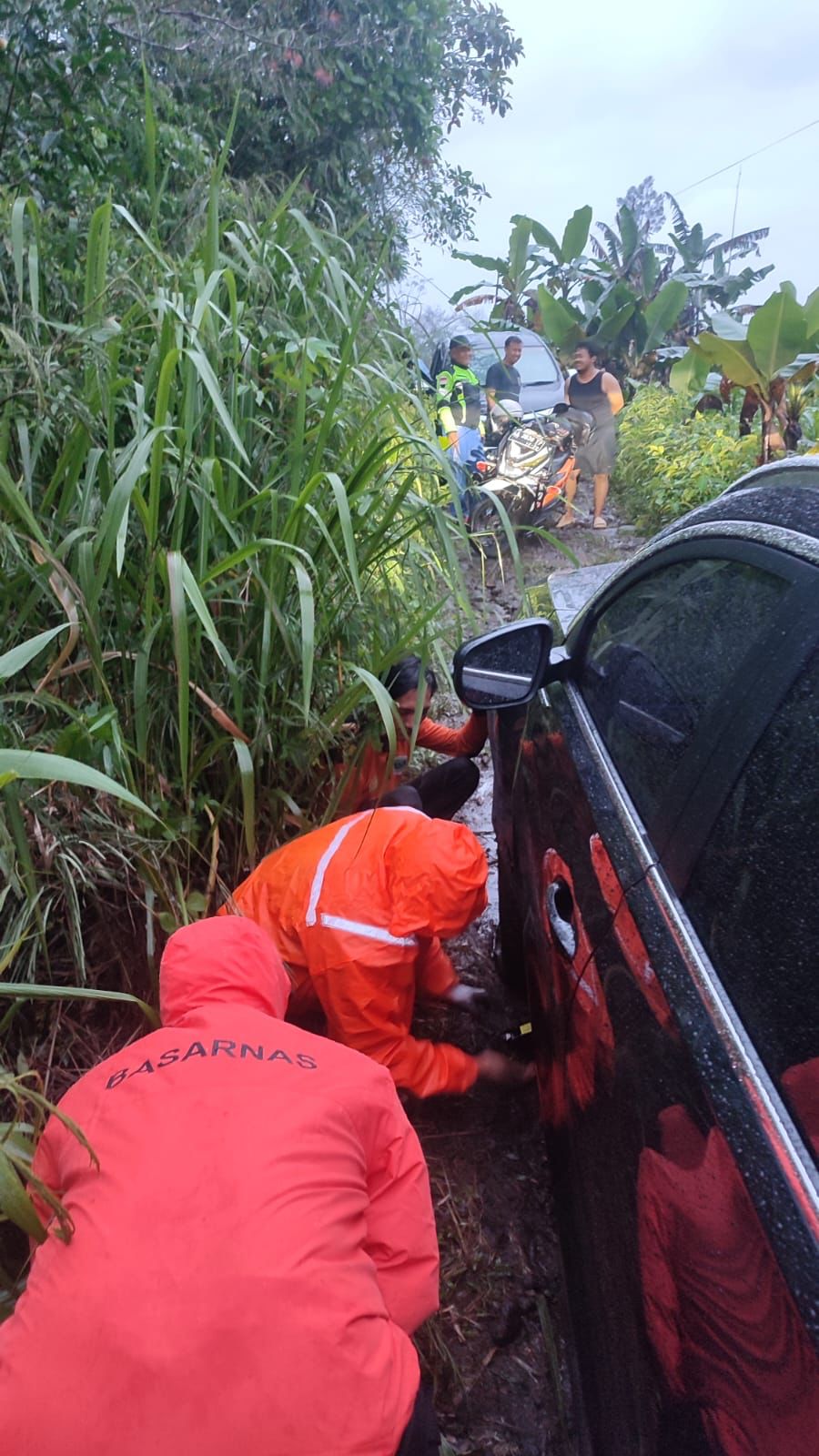 DUA MOBIL WISATAWAN DIEVAKUASI TIM PENYELAMAT USAI TERSESAT DAN ALAMI BAN BOCOR