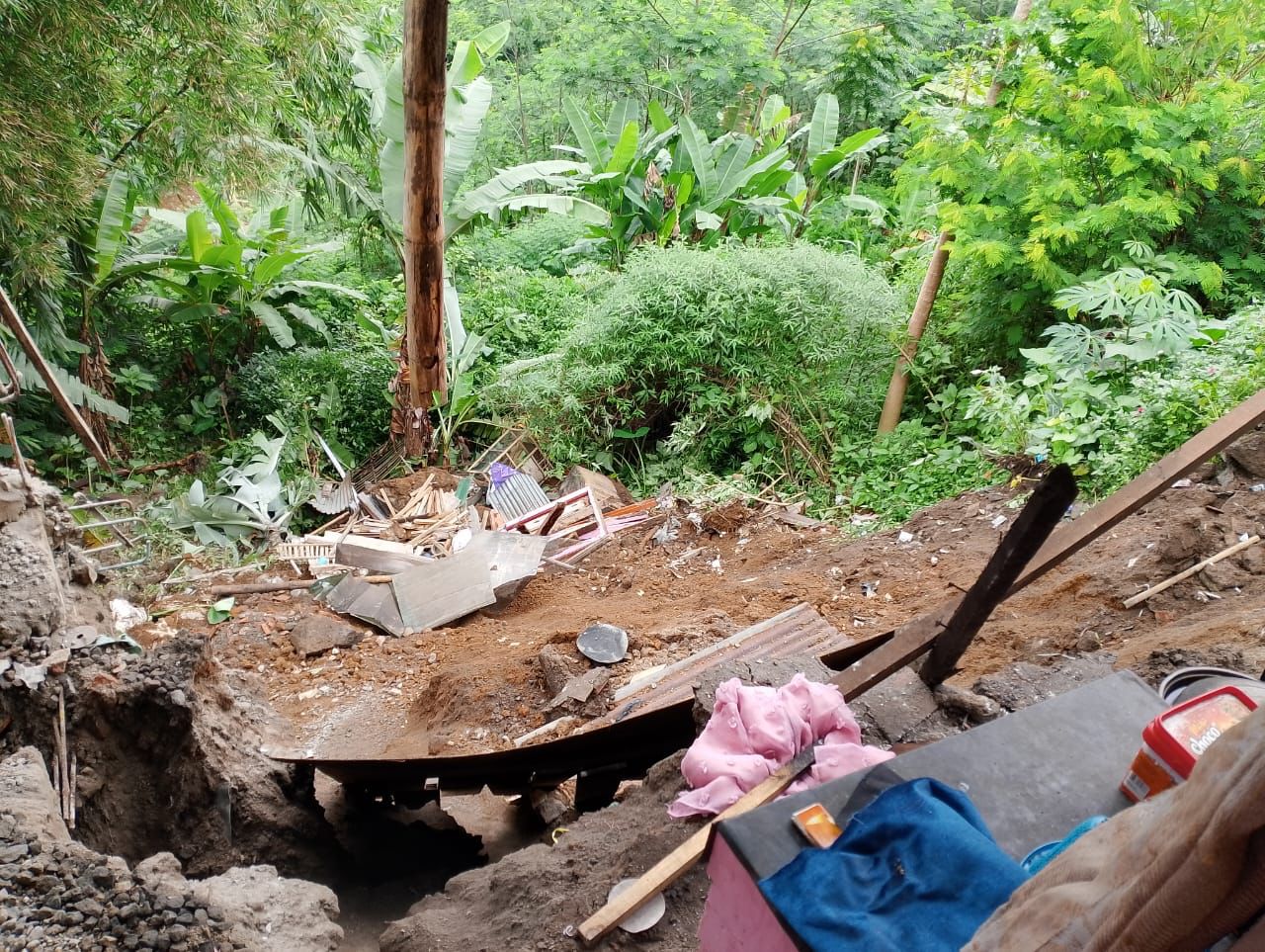 DUA TITIK LONGSOR TERJADI PADA DINI HARI, BPBD HIMBAU MASYARAKAT TETAP WASPADA