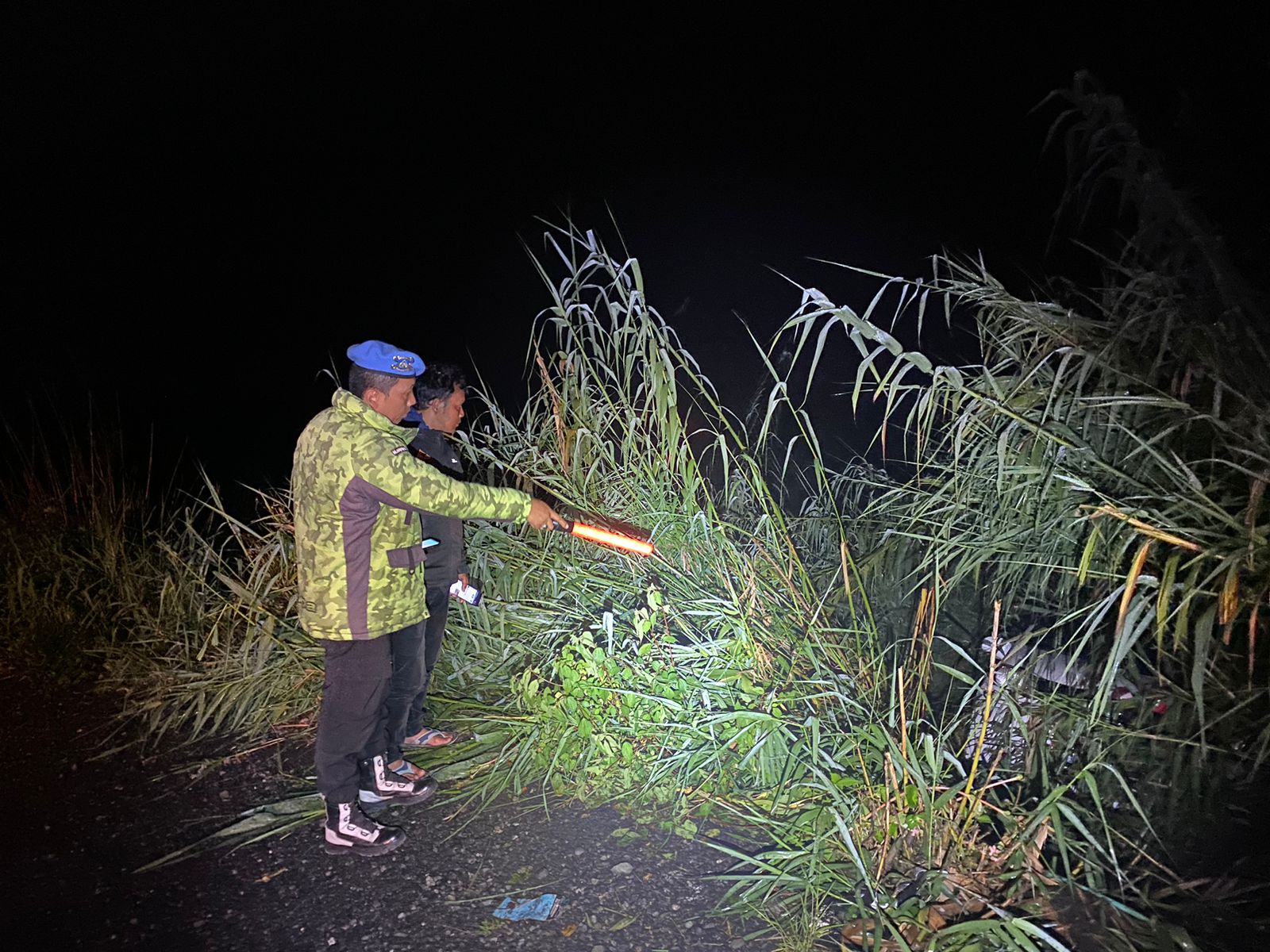 POLSEK KEJAJAR BERSAMA WARGA BERHASIL EVAKUASI MOBIL YANG TERPEROSOK KE JURANG DI JALUR SIKARIM