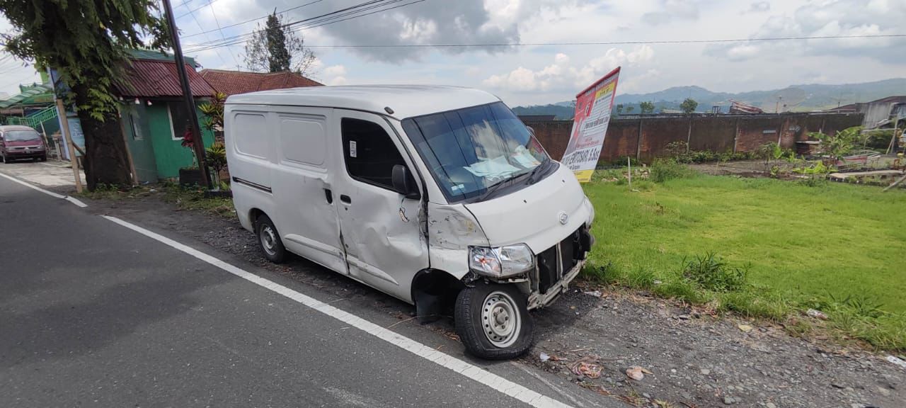 3 MOBIL TERLIBAT LAKA LANTAS DI BLEDERAN MOJOTENGAH