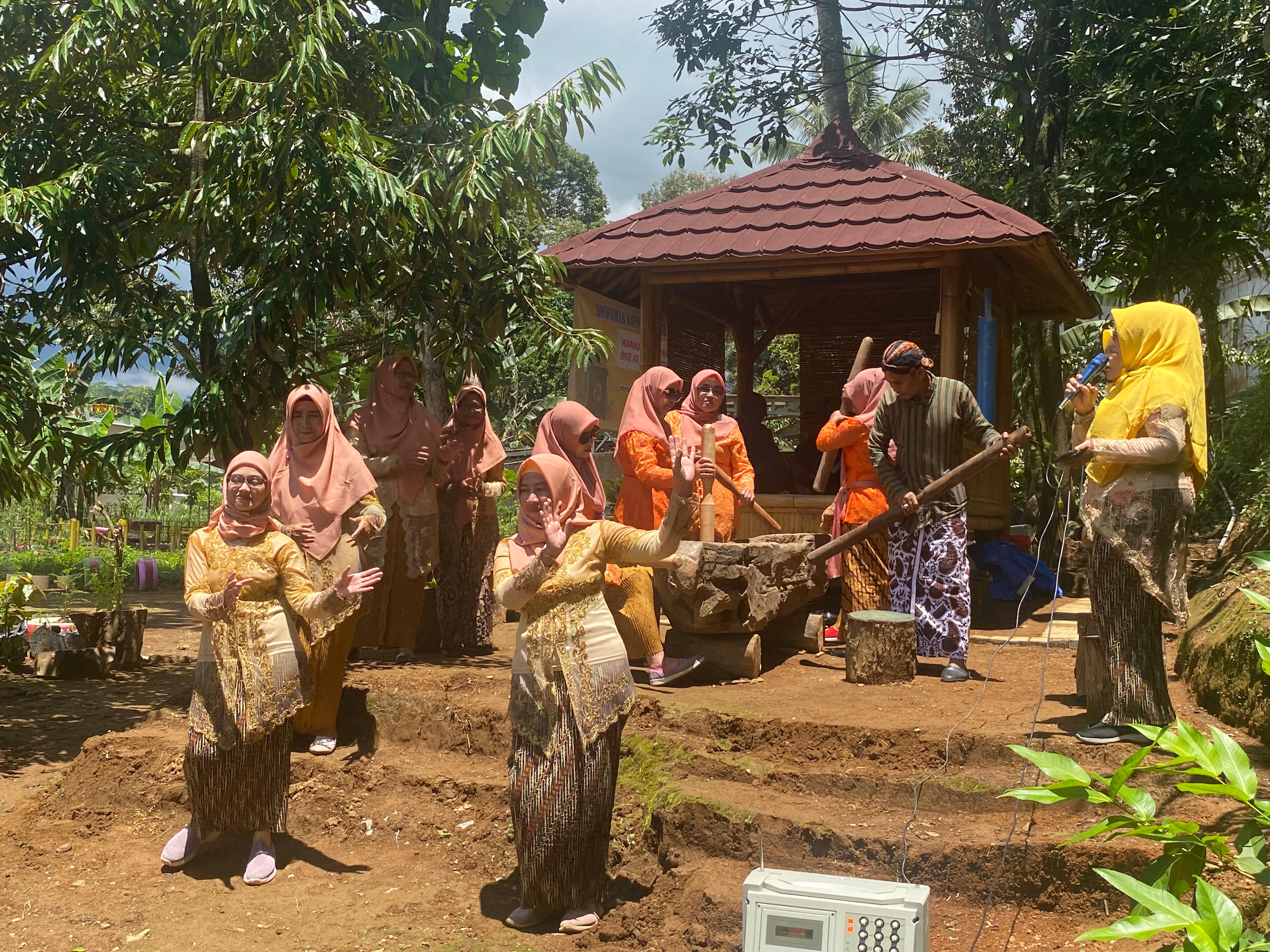 SEKELOMPOK ANGGOTA PKK DESA SUKOYOSO HIDUPKAN KEMBALI TRADISI GEJOG LESUNG MELALUI PERTUNJUKAN MUSIK