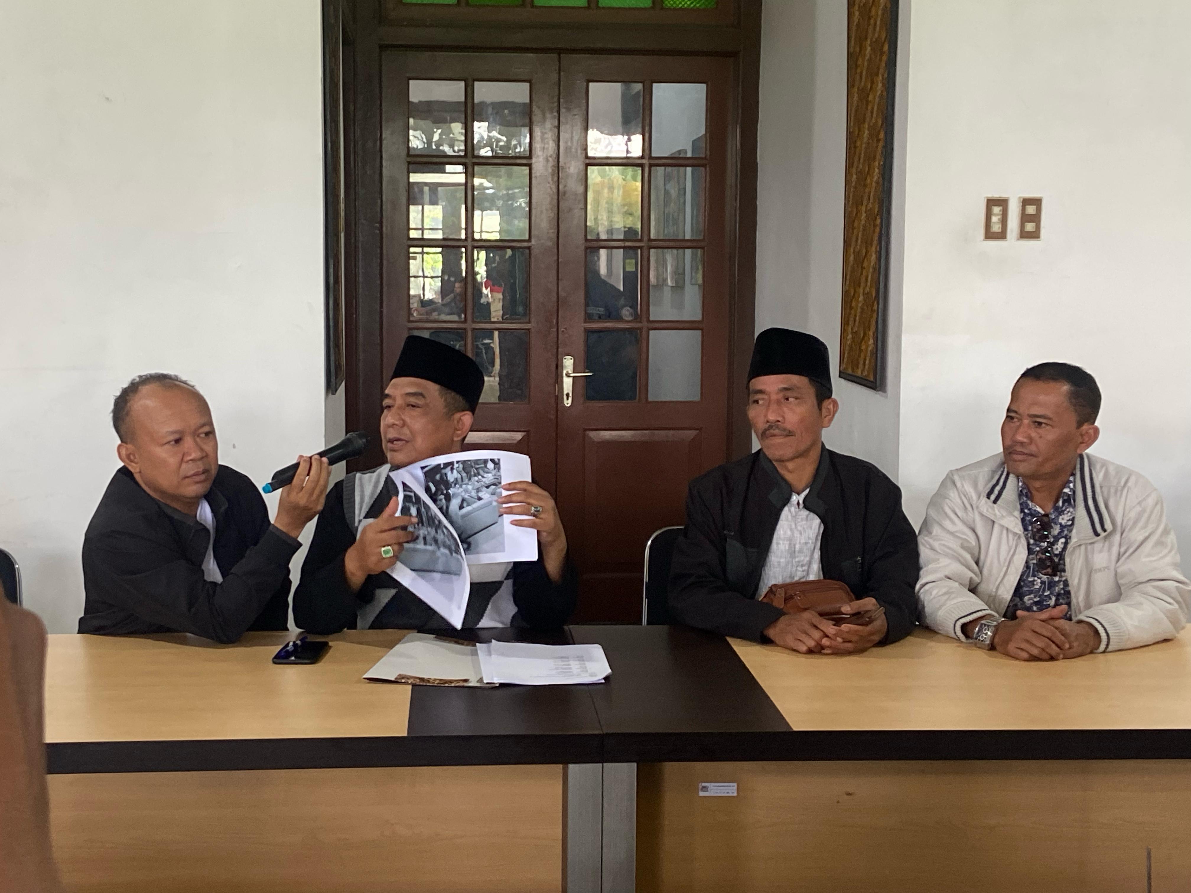 DIDUGA KONDISIKAN PPK-PPS UNTUK UNTUNGKAN SALAH SATU PASLON, OKNUM KOMISIONER KPU WONOSOBO DILAPORKAN KE BAWASLU