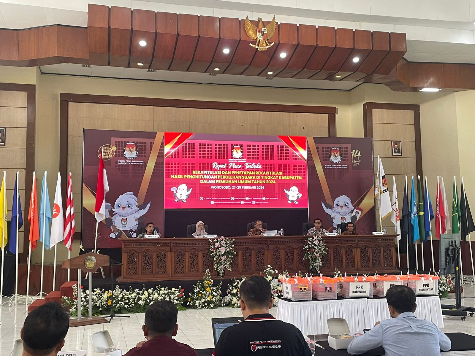 KPU MULAI LAKUKAN PENGHITUNGAN PEROLEHAN SUARA DI TINGKAT KABUPATEN