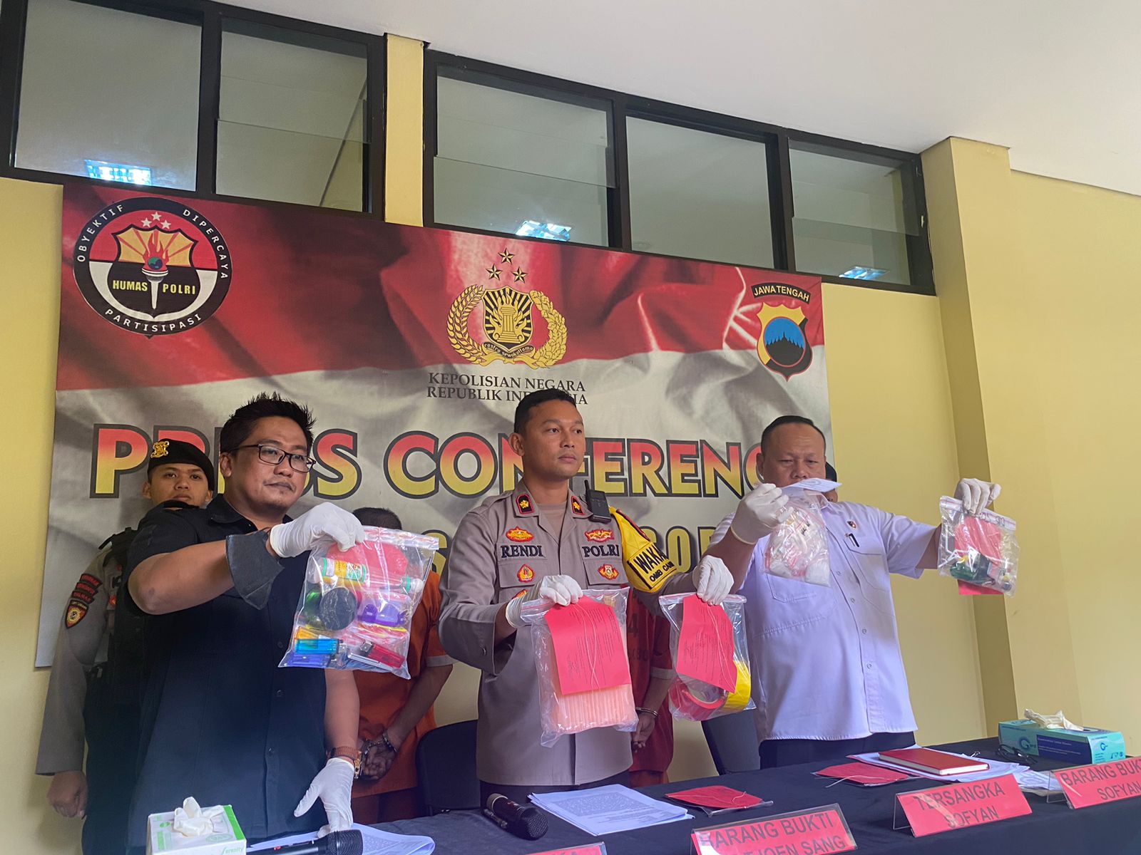 PENGEDAR SABU DITANGKAP POLISI DI KOS-KOSAN DAERAH MLIPAK