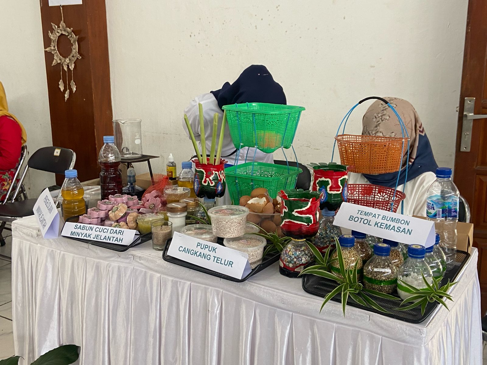 SULAP MINYAK JELANTAH JADI SABUN CUCI, BANK SAMPAH KARANG ASRI TERAPKAN GAYA HIDUP BERKELANJUTAN