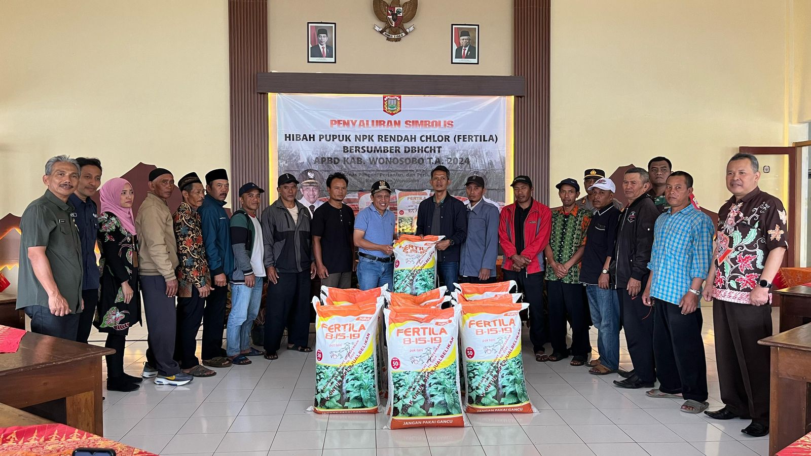 KELOMPOK TANI TEMBAKAU TERIMA HIBAH PUPUK DARI DBHCHT SENILAI 32 JUTA