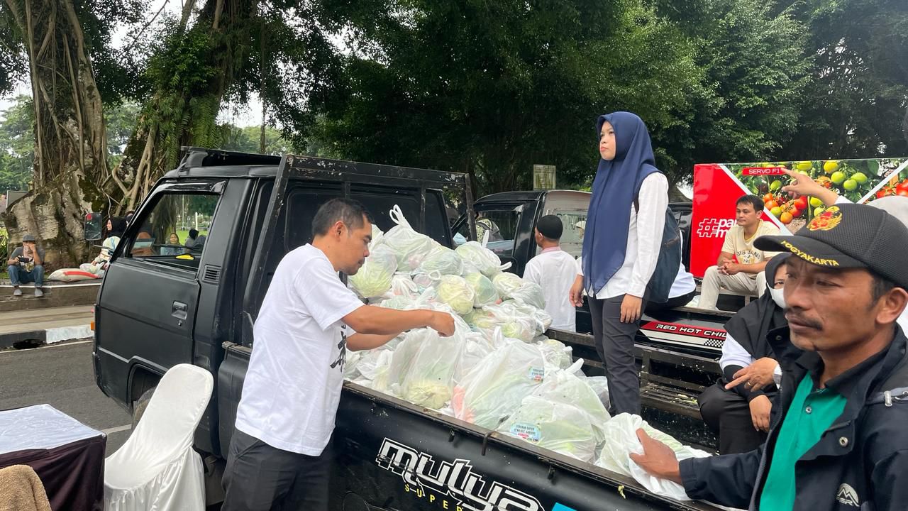 PETANI GARUNG BAGIKAN 1350 PAKET SAYUR KEPADA MASYARAKAT