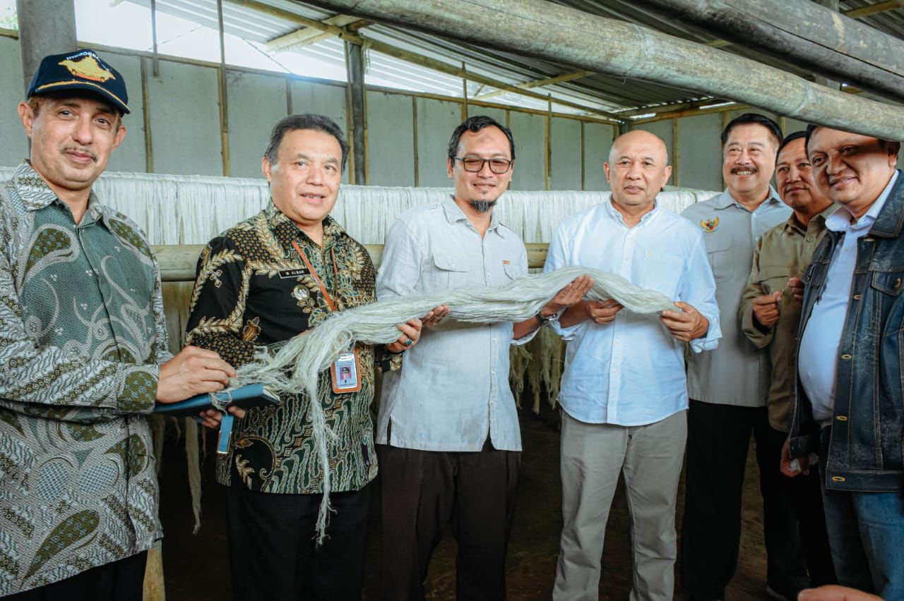 MENKOP UKM RI MENINJAU PROSES PEMBUATAN BAHAN LINEN RAMI WONOSOBO