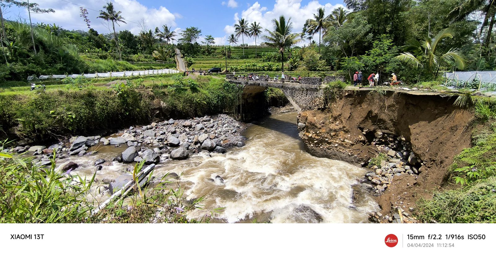 JALAN PENGHUBUNG KECAMATAN KALIKAJAR-KERTEK PUTUS AKIBAT LONGSOR