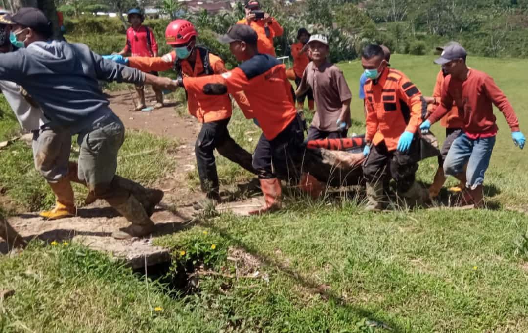 BAPAK ANAK JADI KORBAN LONGSOR DI DESA KURIPAN WATUMALANG