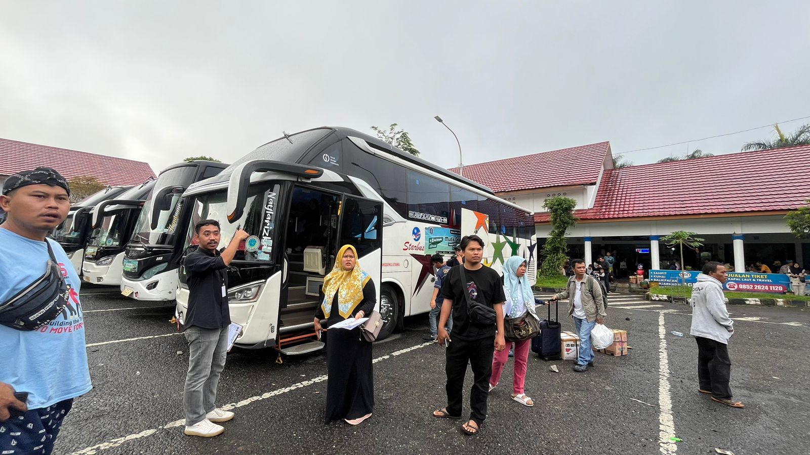 RATUSAN PEMUDIK ARUS BALIK GRATIS DIBERANGKATKAN DARI TERMINAL MENDOLO