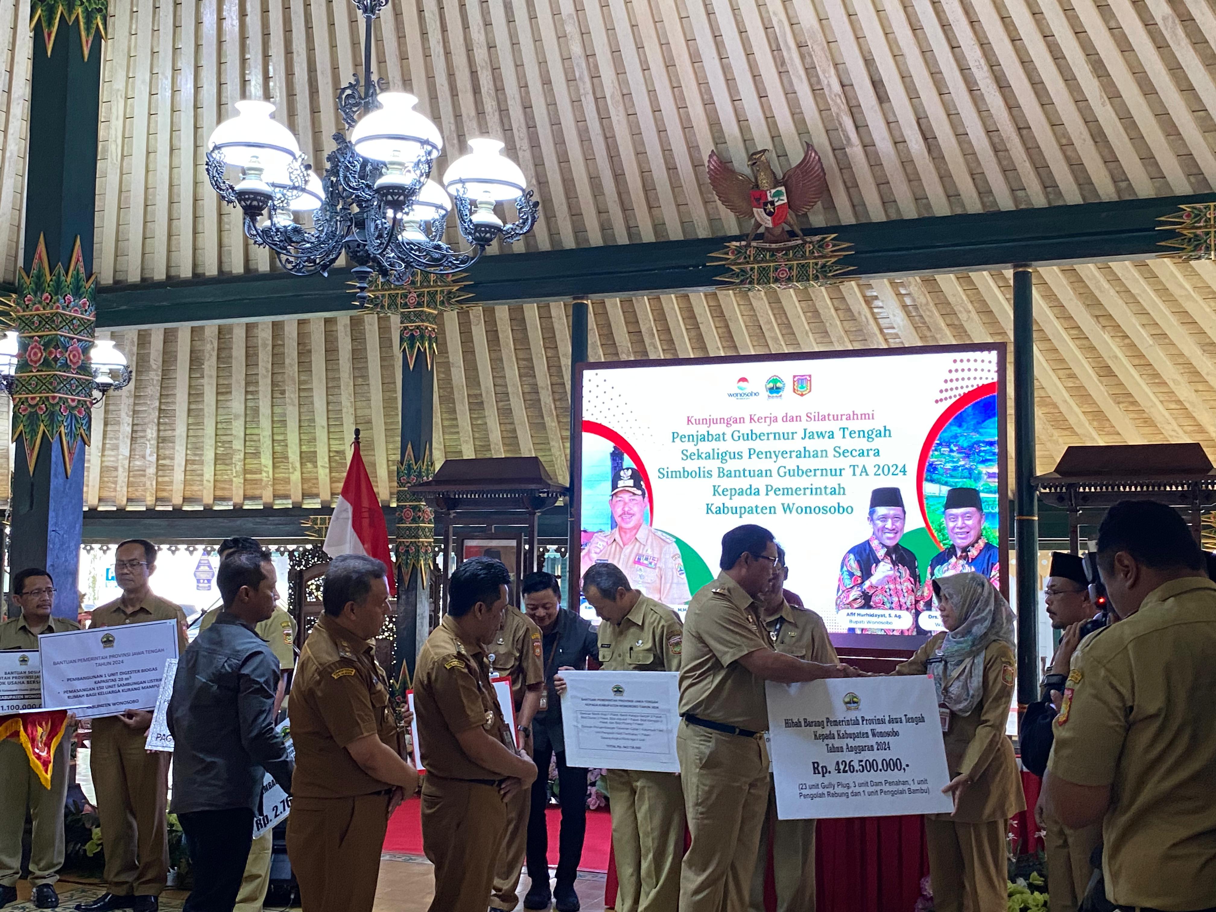 PEMPROV JATENG SERAHKAN BANTUAN KEUANGAN SEBESAR RP160,76 M UNTUK WONOSOBO