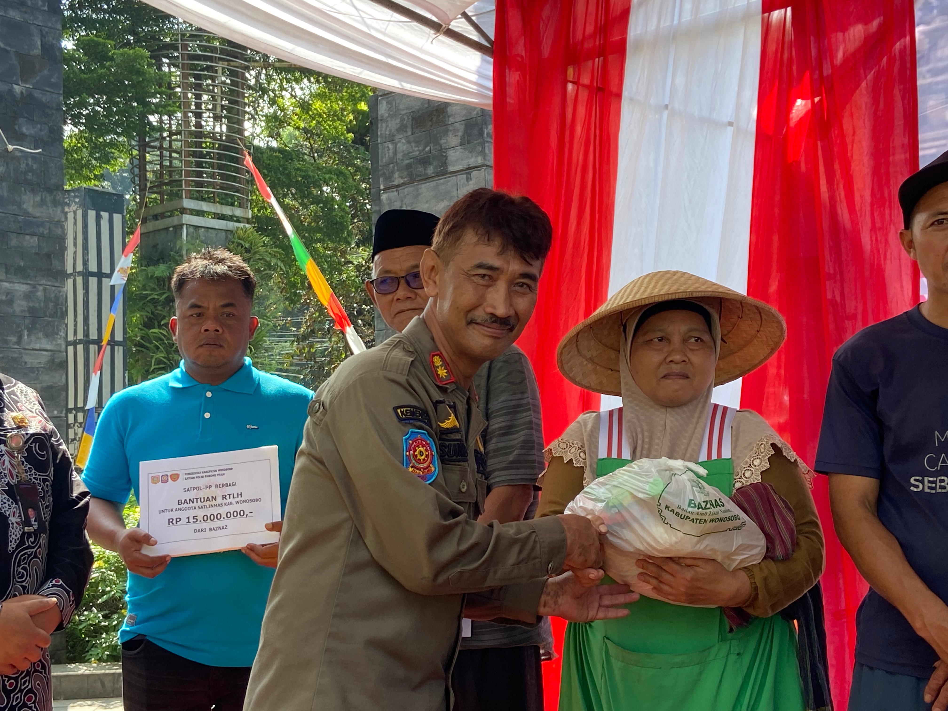SATPOL PP BERBAGI, TUNJUKKAN KEPEDULIAN KEPADA MASYARAKAT