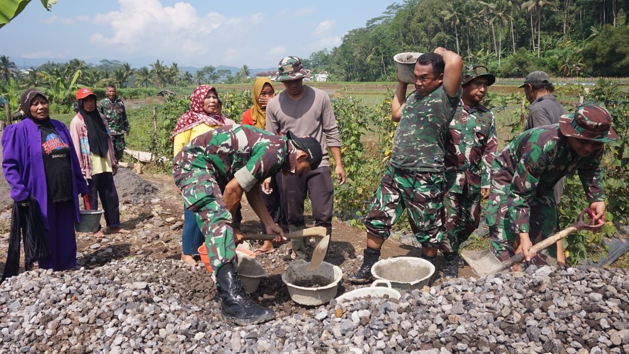 SEMANGAT GOTONG ROYONG WARNAI PENGECORAN JALAN TMMD DESA TIMBANG