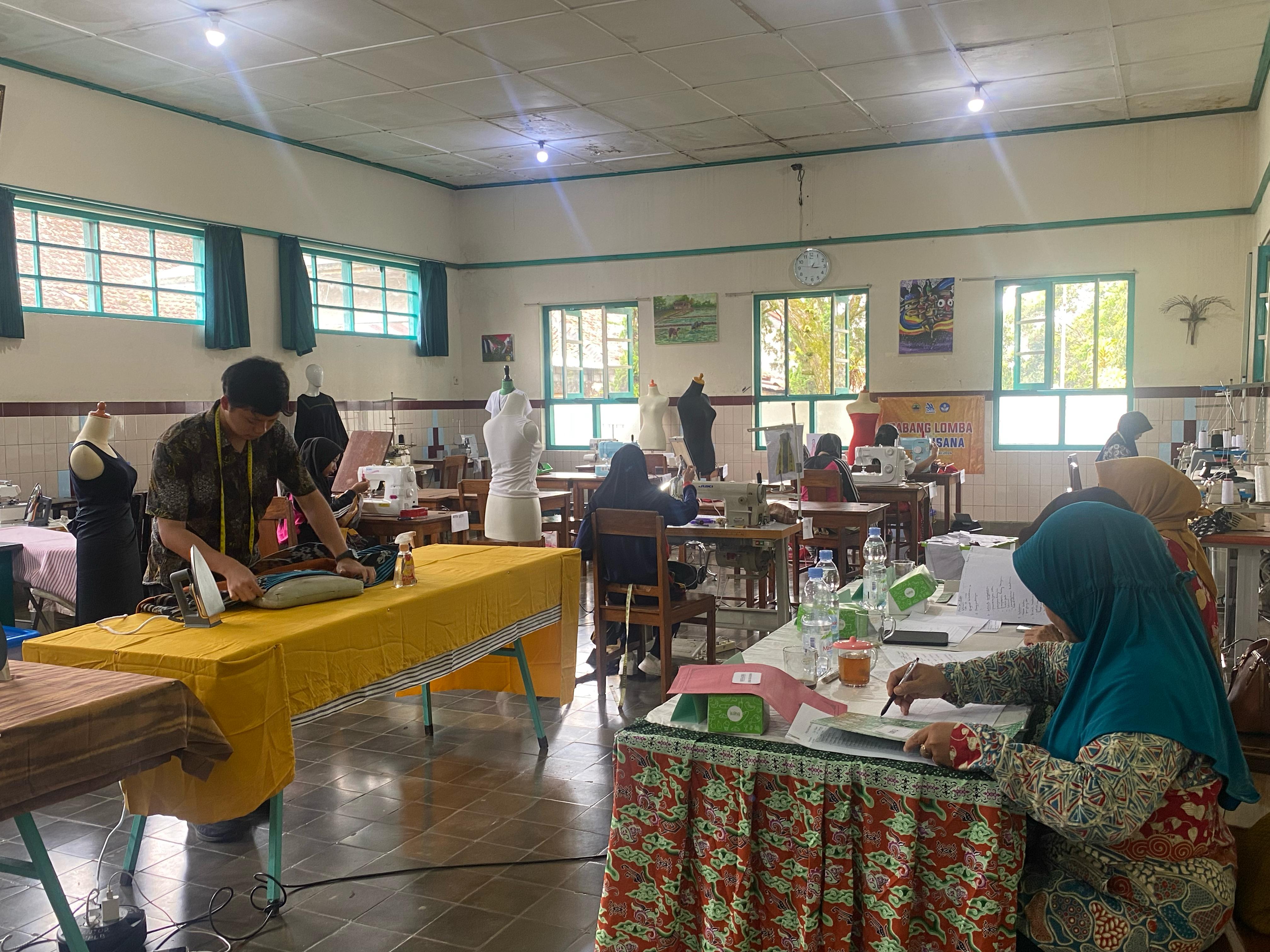 LKS PDBK BERI RUANG SISWA SEKOLAH LUAR BIASA ADU KREASI