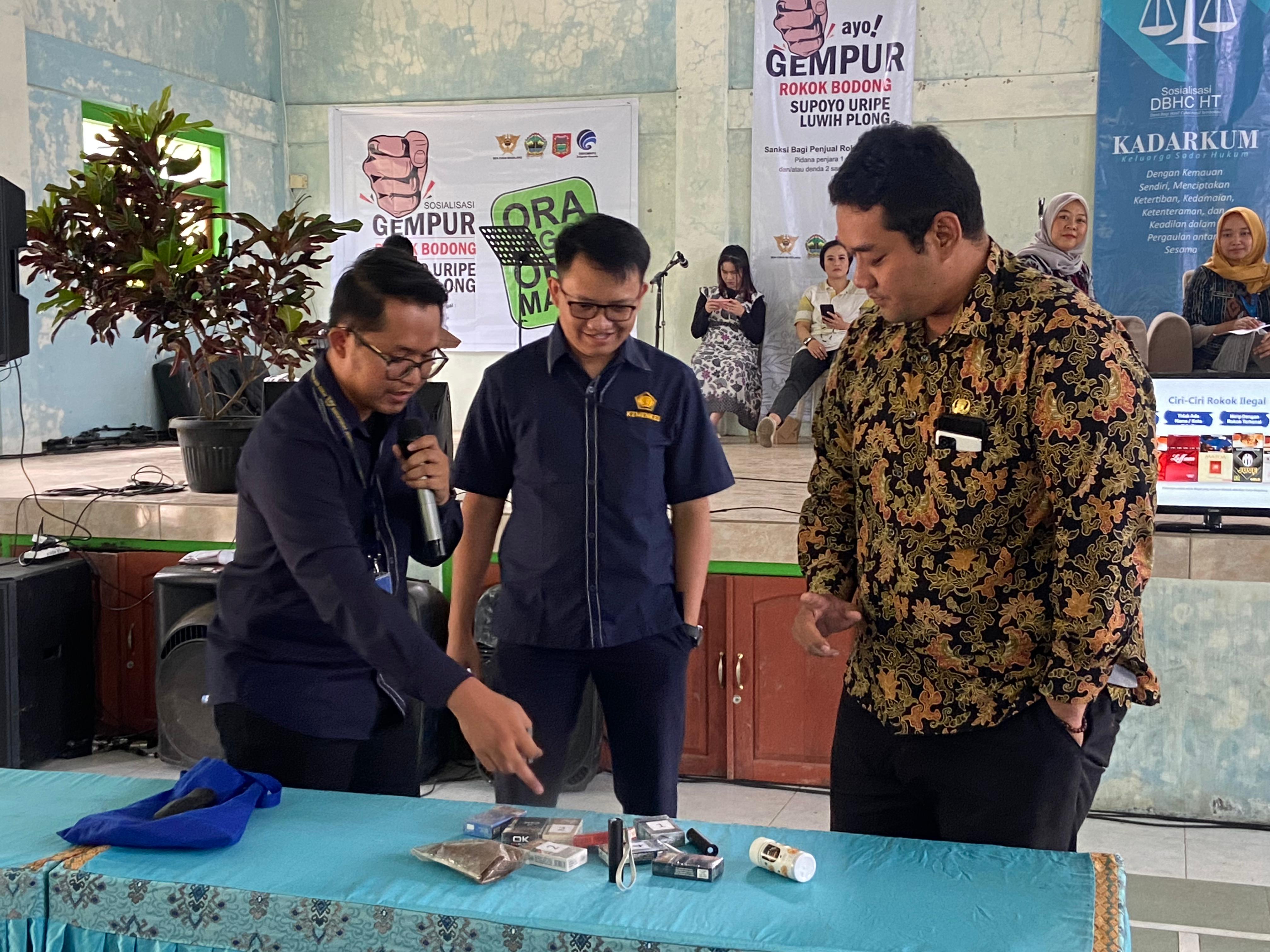 KOMITMEN BERANTAS PEREDARAN ROKOK ILEGAL, DISKOMINFO WONOSOBO BERSAMA BEA CUKAI MAGELANG SAMBANGI DESA KALIPURU