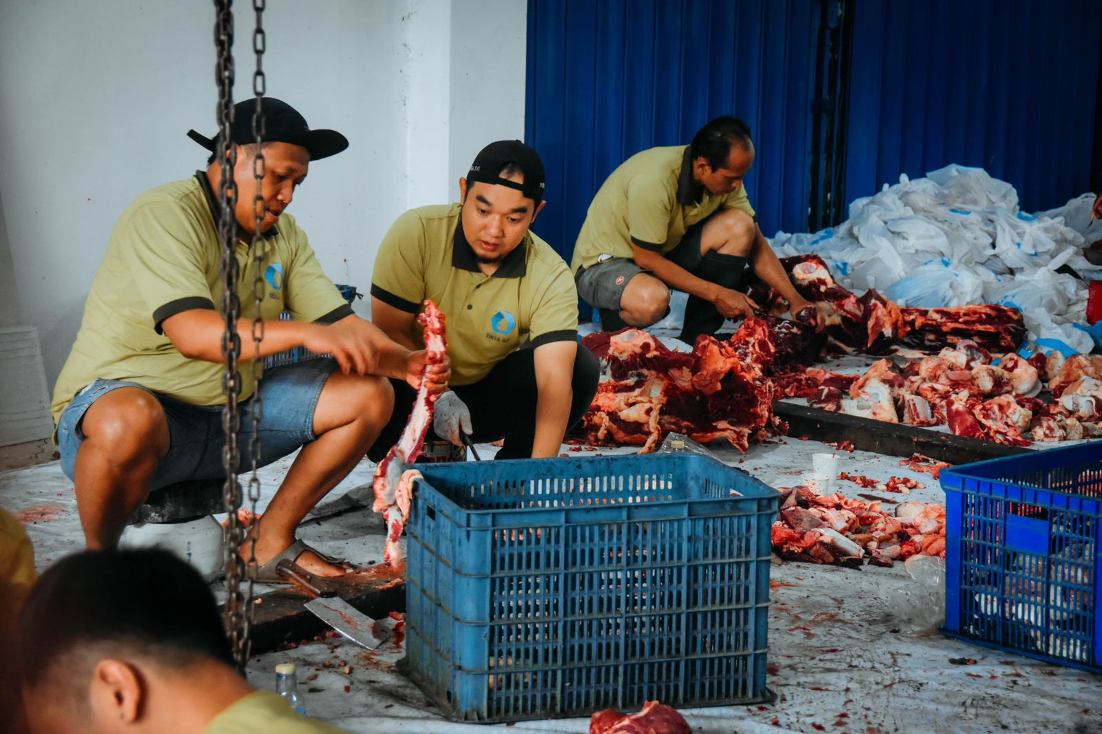 PERUMDA TIRTA AJI BAGIKAN 700 PAKET DAGING KURBAN KE PELANGGAN LAYANAN