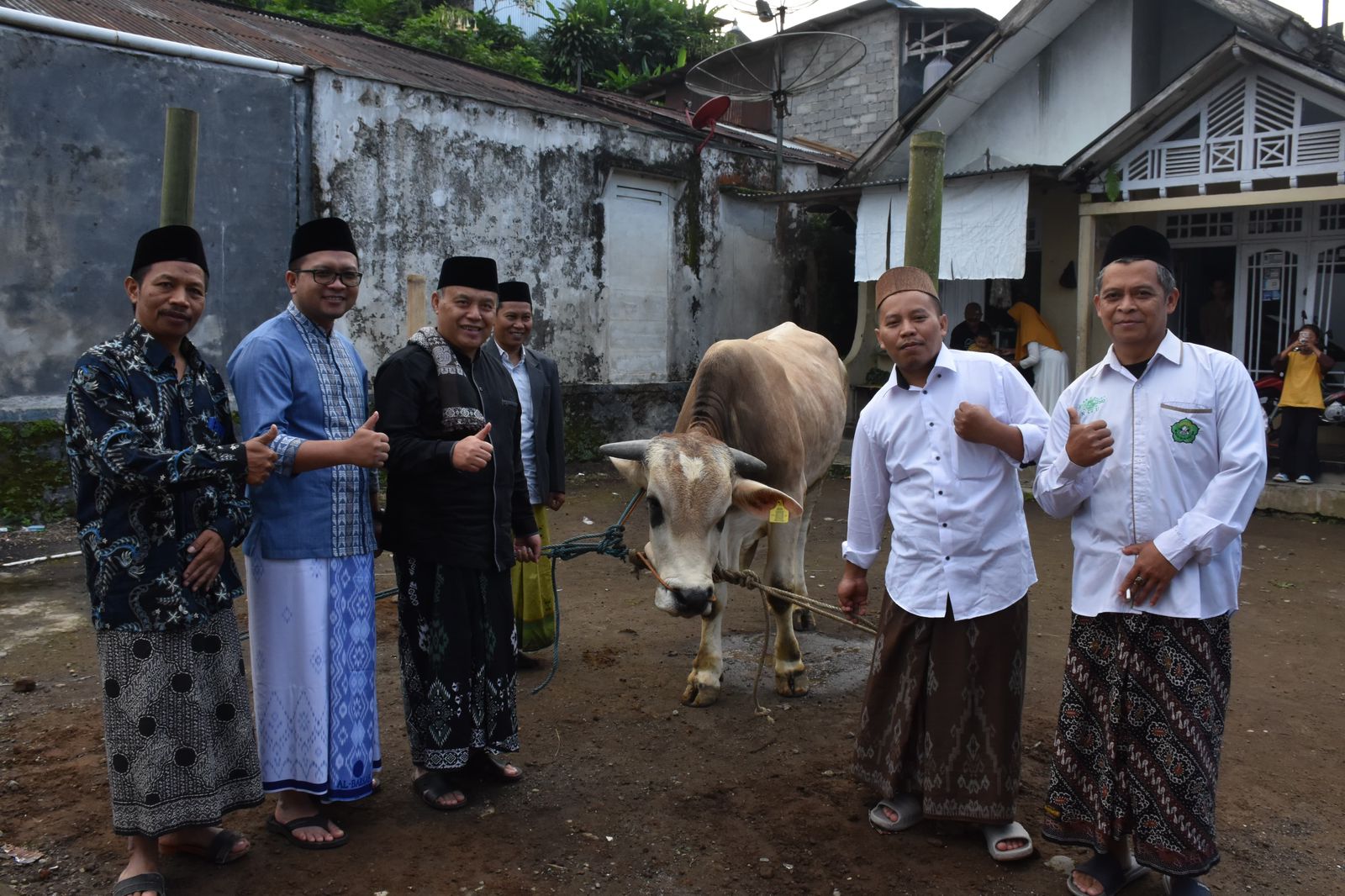 HARI RAYA IDUL ADHA, BUPATI DAN WAKIL BUPATI LAKSANAKAN SHALAT DI TEMPAT BERBEDA