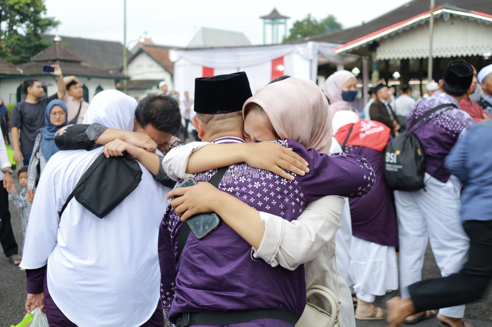 KEPULANGAN 716 JAMAAH HAJI ASAL WONOSOBO DISAMBUT BAHAGIA KELUARGA