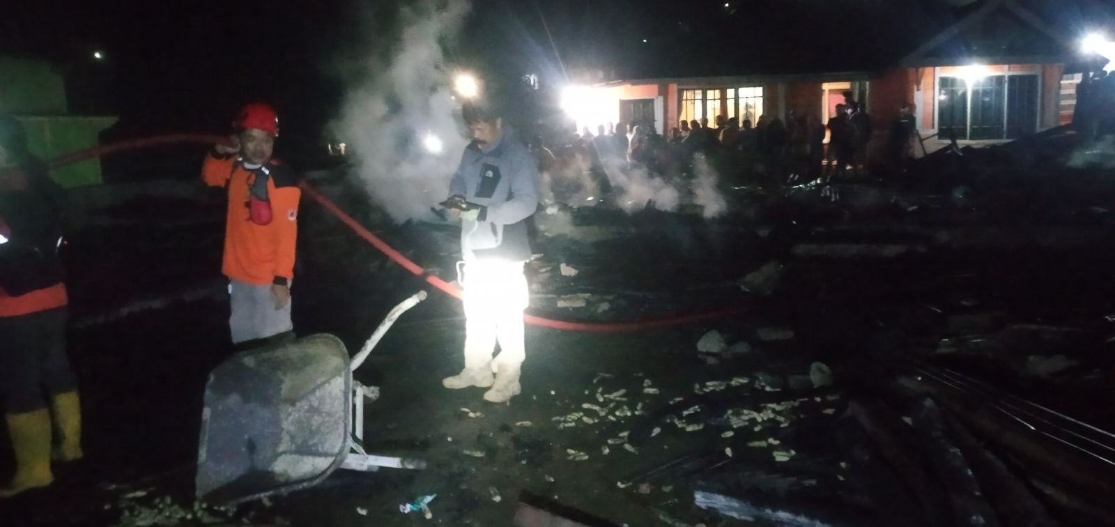SEBUAH RUMAH DI WATUMALANG HANGUS TERBAKAR SAAT DITINGGAL PEMILIK SHALAT JAMAAH