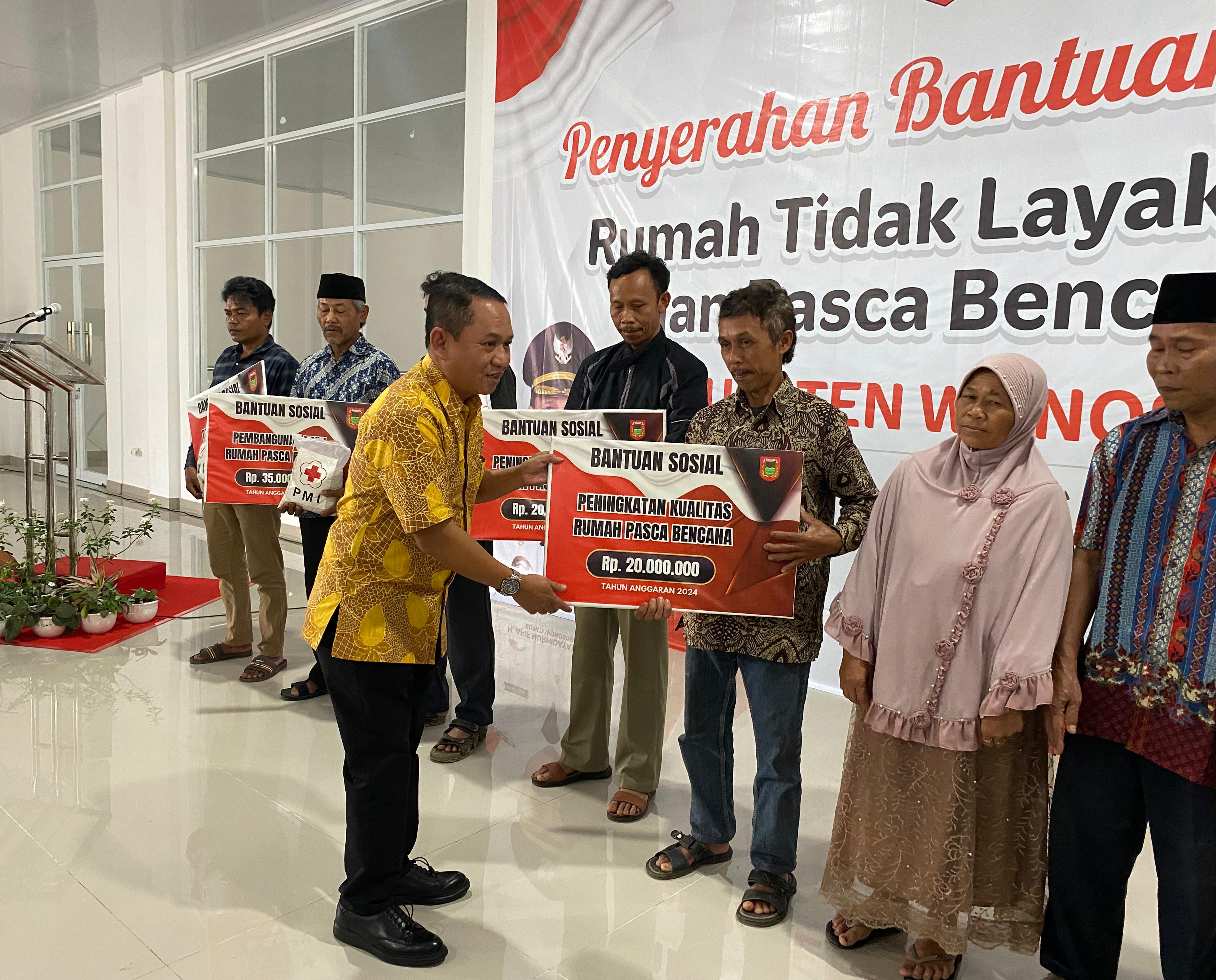 DISPERKIMHUB SERAHKAN 105 BANTUAN RTLH