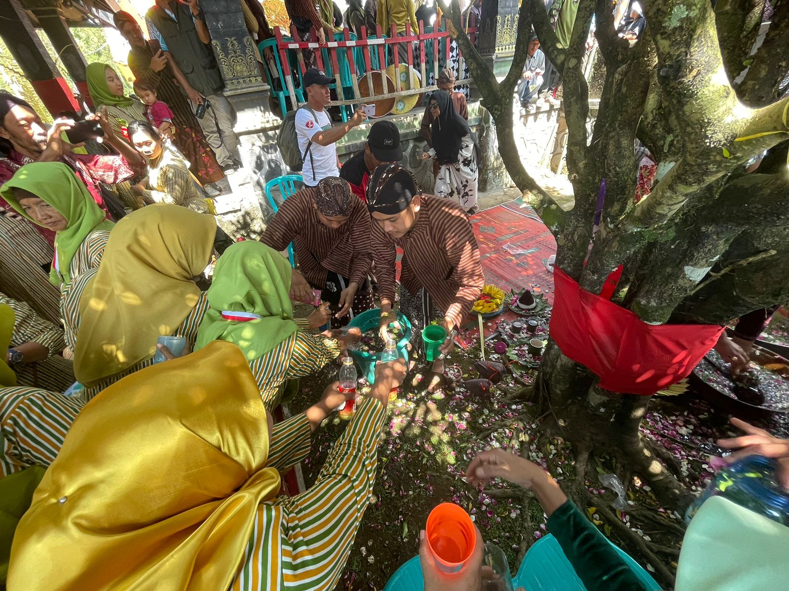 ANTUSIASME MASYARAKAT BEREBUT TENONG DALAM RAKANAN GIYANTI 269
