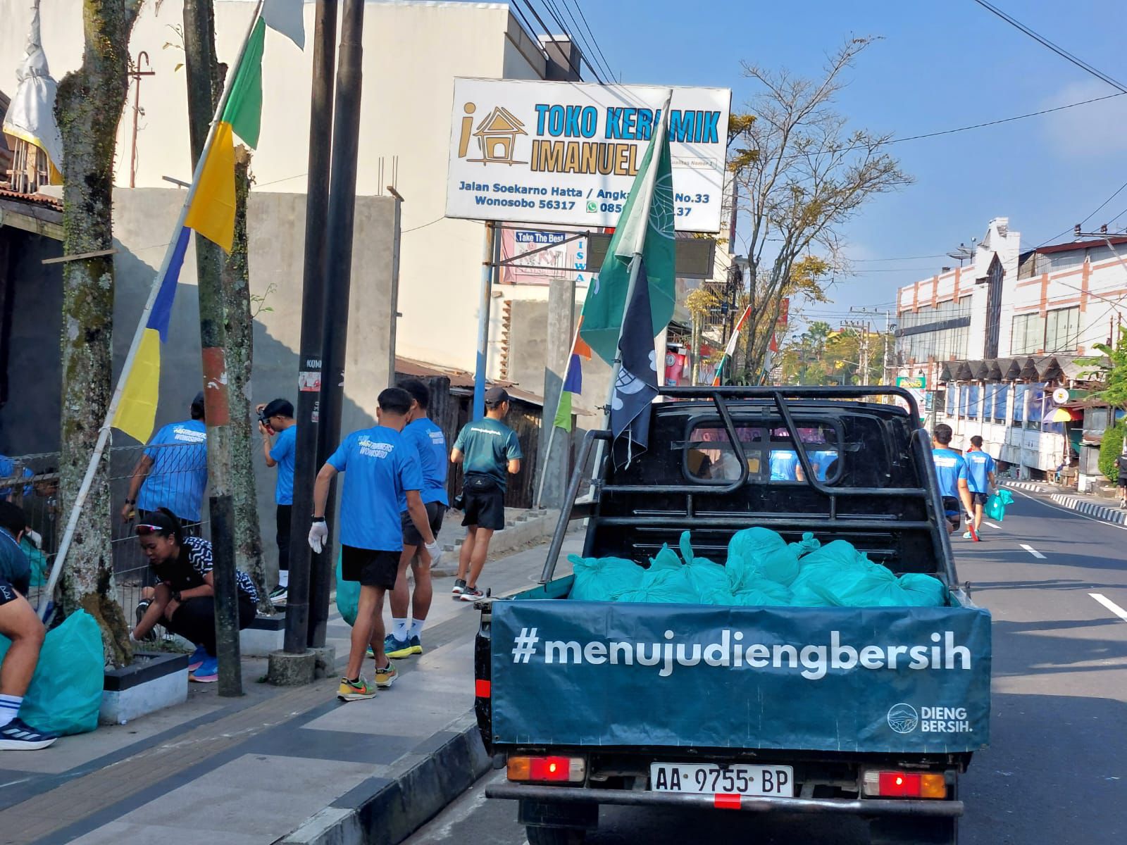 DIENG BERSIH DAN SRW LAKUKAN AKSI LARI SAMBIL PUNGUT SAMPAH PERDANA DI WONOSOBO
