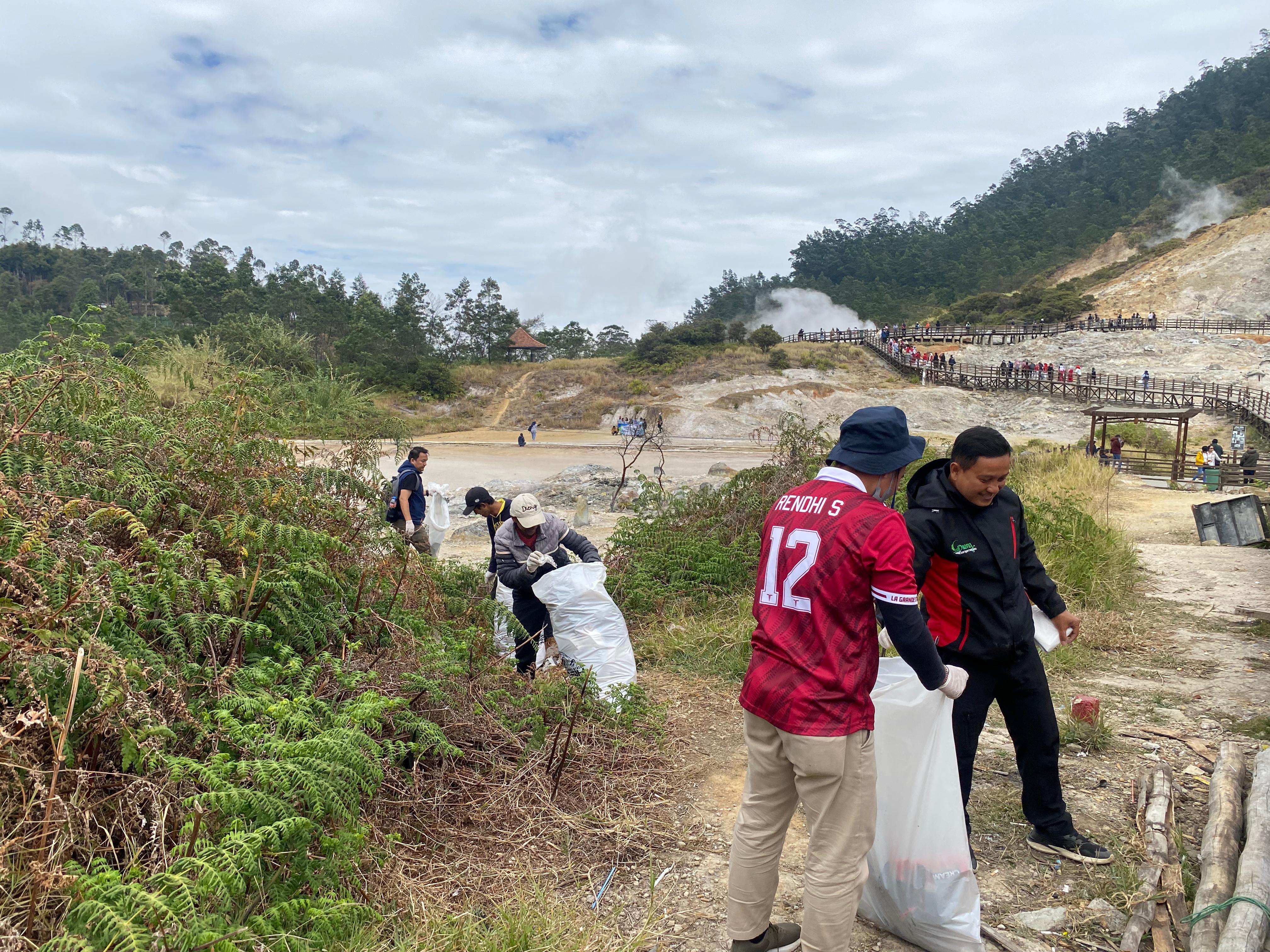 AKSI BERSIH GUNUNG DAN KAWASAN WISATA DIHARAPKAN BISA EDUKASI MASYARAKAT MAKIN PEDULI LINGKUNGAN