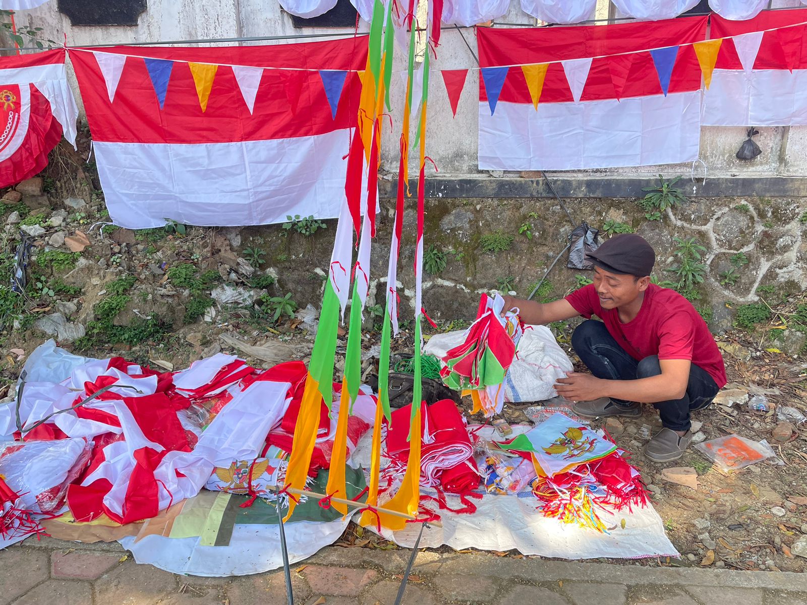 PENJUAL BENDERA MUSIMAN DI WONOSOBO ALAMI PENURUNAN OMSET
