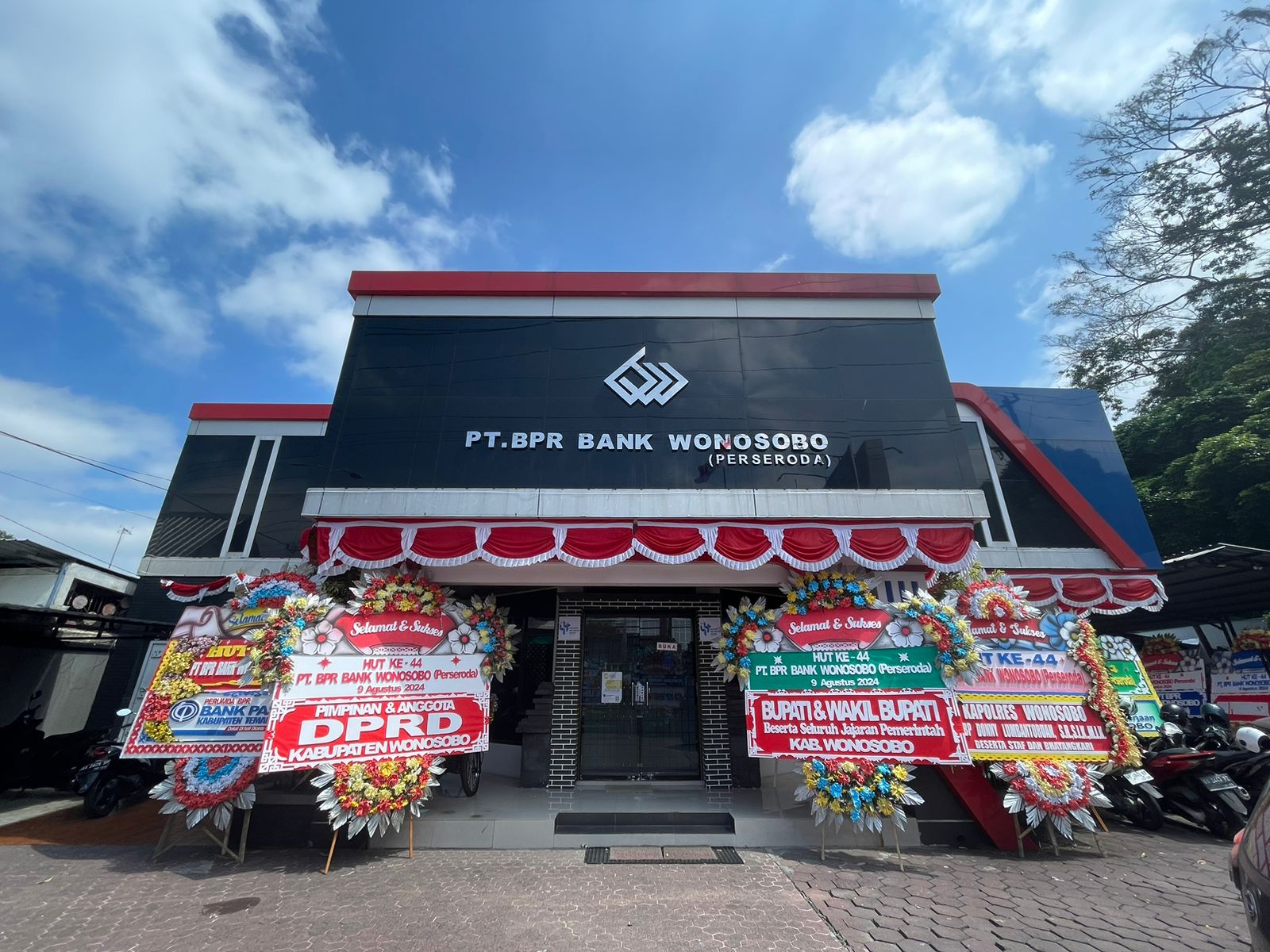 RAYAKAN ULANG TAHUN KE-44, BANK WONOSOBO SIAP BAGIKAN SATU BUAH UNIT MOBIL UNTUK NASABAH