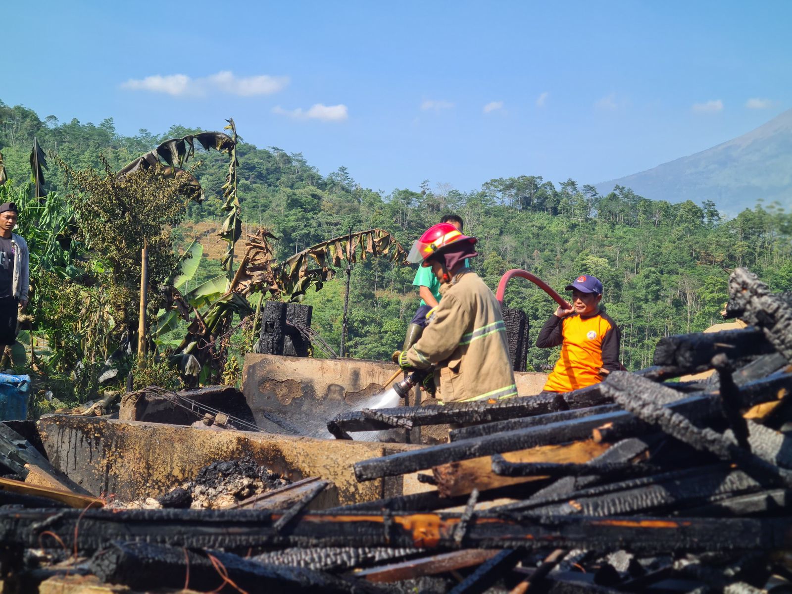 KEBAKARAN, RUMAH DAN HEWAN TERNAK MILIK WARGA SLUKATAN HANGUS