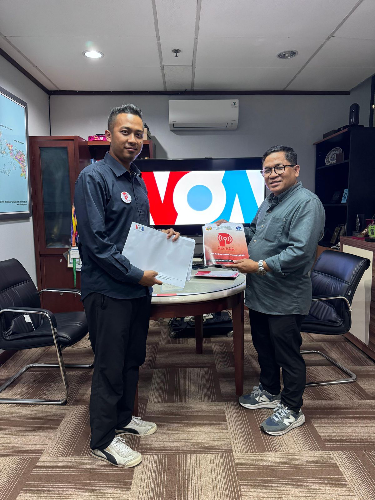 RADIO PESONA TEKEN MOU DENGAN VOICE OF AMERICA TERKAIT PROGRAM SIARAN