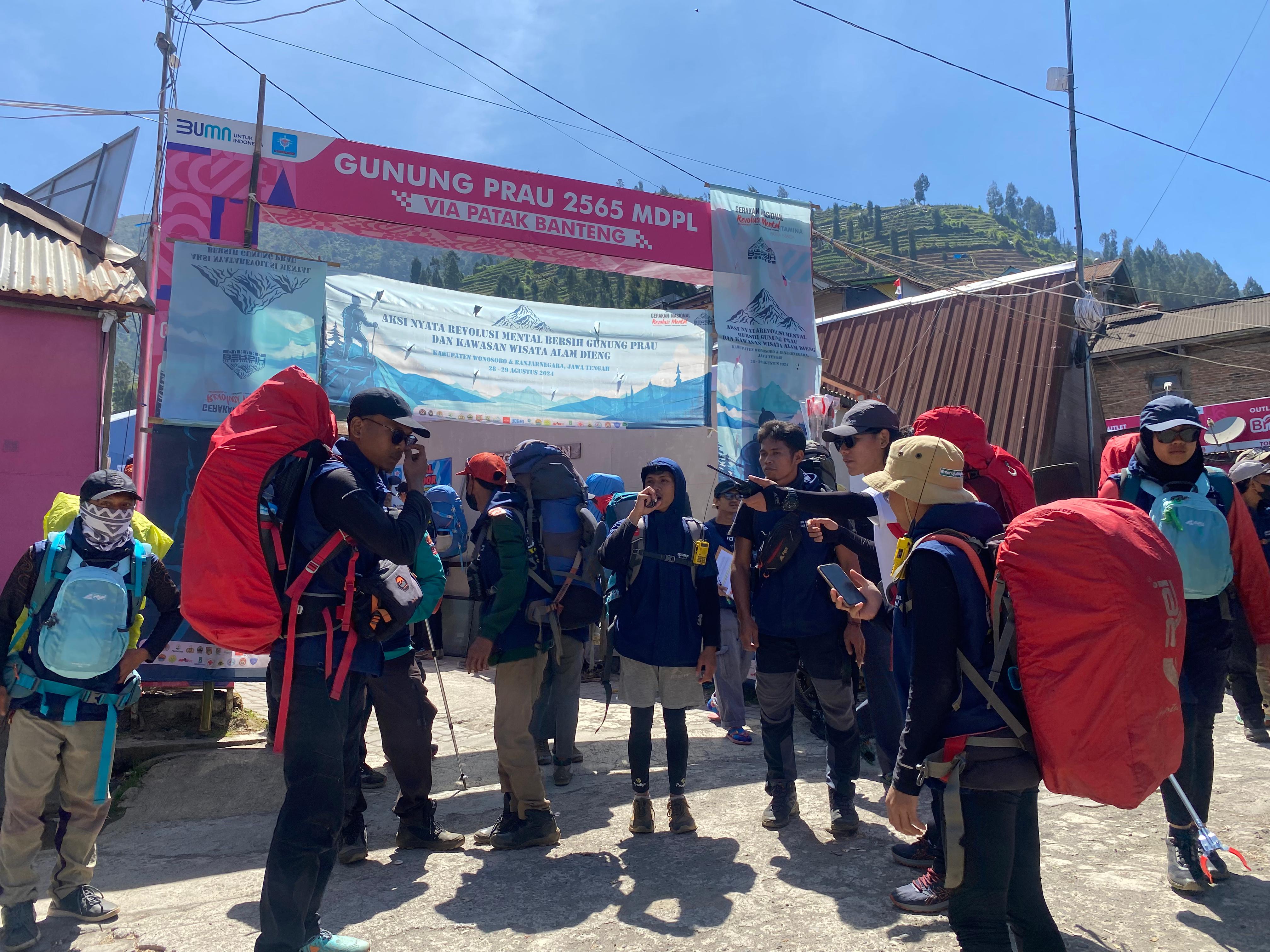 KEMENKO PMK AJAK 150 PENDAKI IKUTI AKSI NYATA REVOLUSI MENTAL BERSIH GUNUNG PRAU