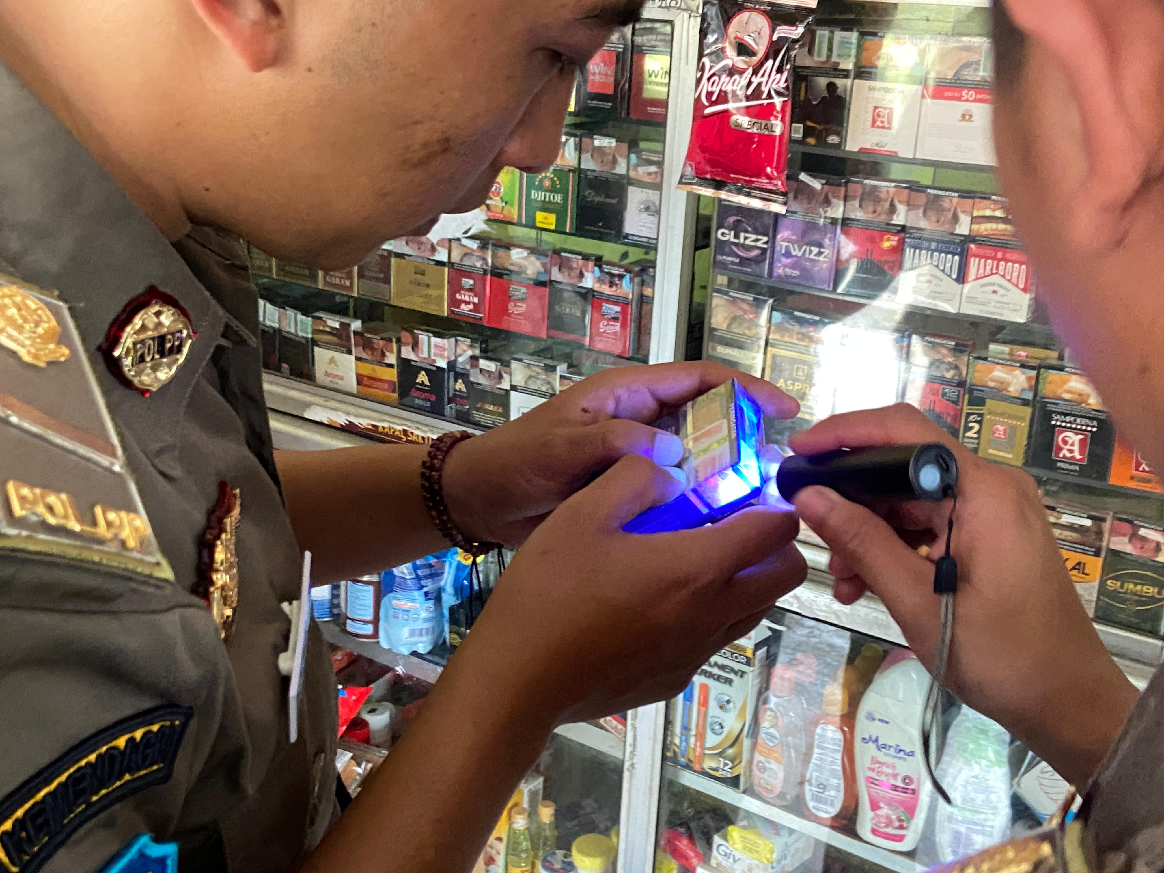 SATPOL PP WONOSOBO INTENSIFKAN OPERASI, PASTIKAN PEREDARAN ROKOK ILEGAL SEMAKIN BERKURANG