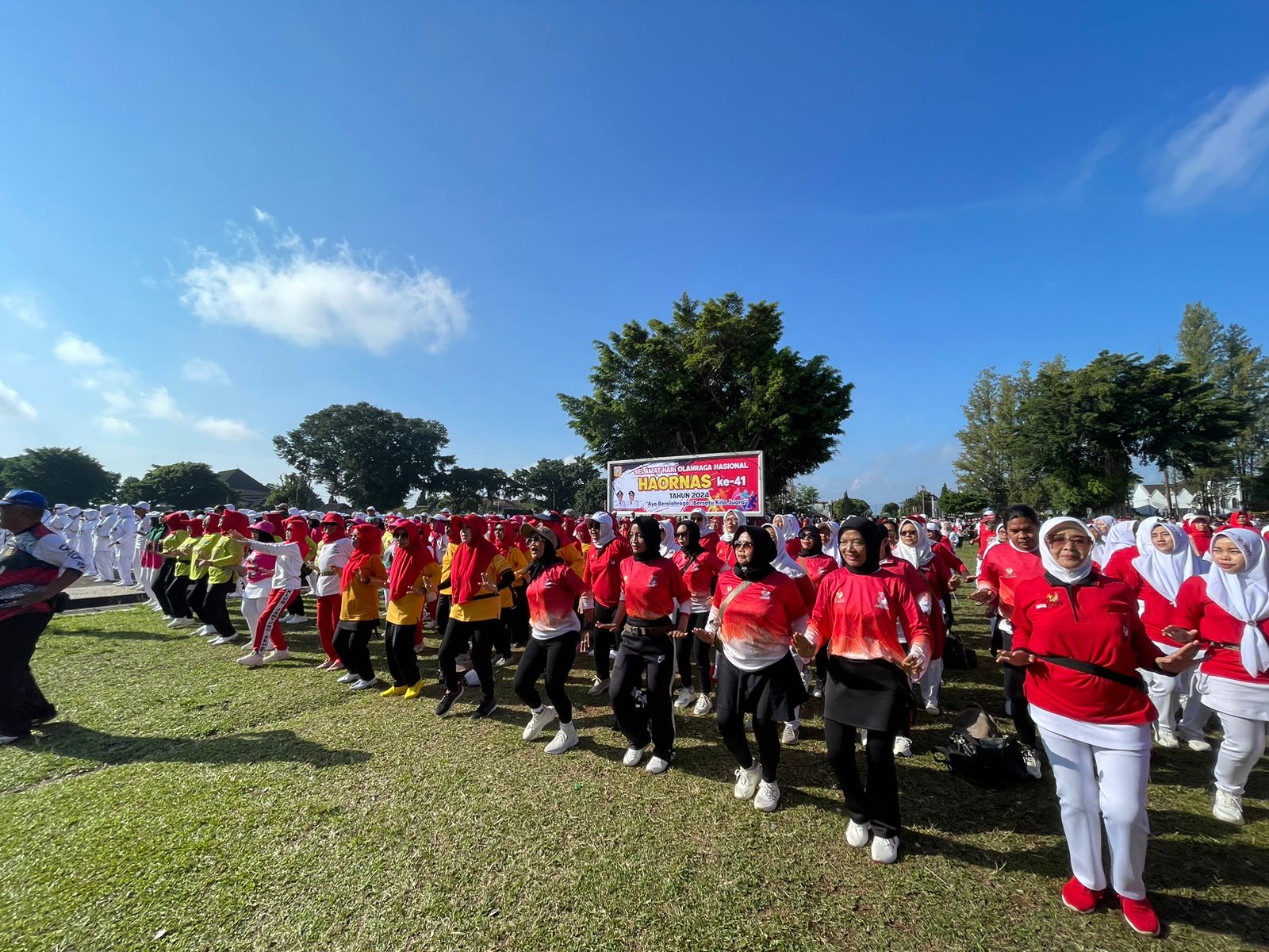 BUPATI SAMPAIKAN PENGHARGAAN KEPADA PARA PEJUANG OLAHRAGA DI WONOSOBO DALAM PERINGATAN HAORNAS 2024