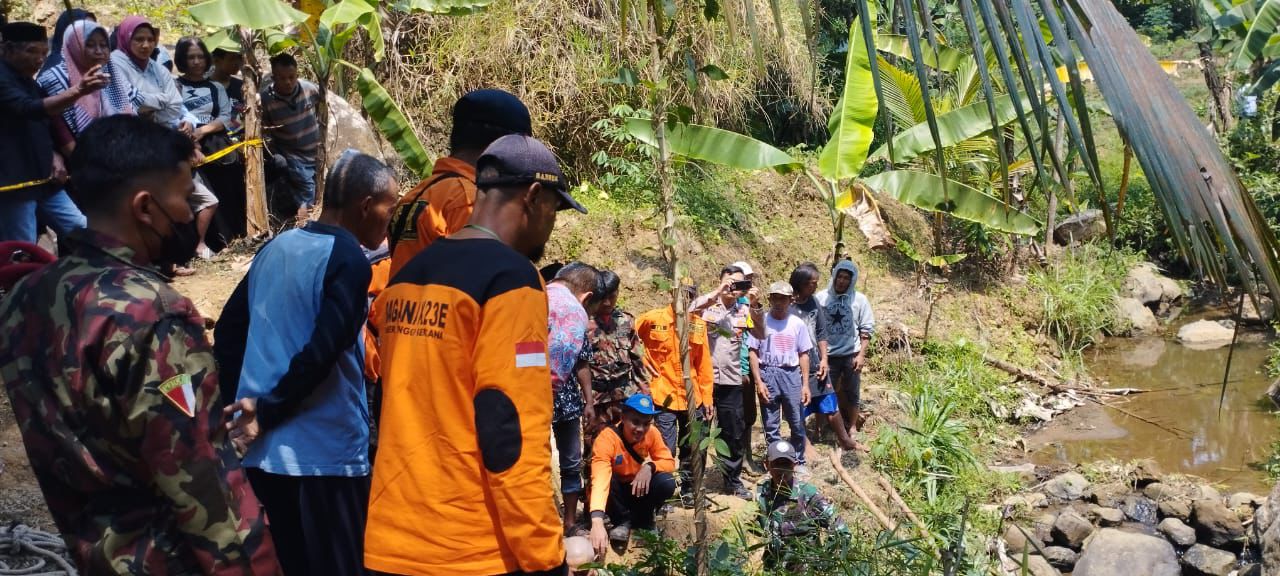 PRIA PARUH BAYA DITEMUKAN TAK BERNYAWA TERHIMPIT BATU DI PINGGIRAN SUNGAI DI KEPIL
