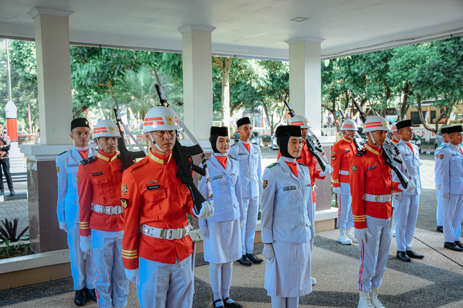 INI DIA PETUGAS PEMBAWA BAKI BENDERA DAN PENGIBAR BENDERA SAAT UPACARA HUT KE-79 RI DI WONOSOBO