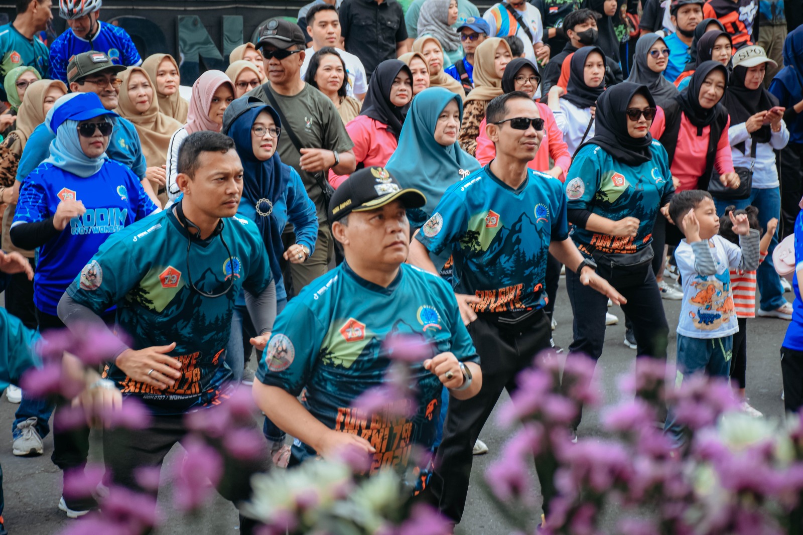 PERINGATI HUT KE 79 TNI, KODIM 0707/WONOSOBO GELAR FUN BIKE DAN SENAM BERSAMA